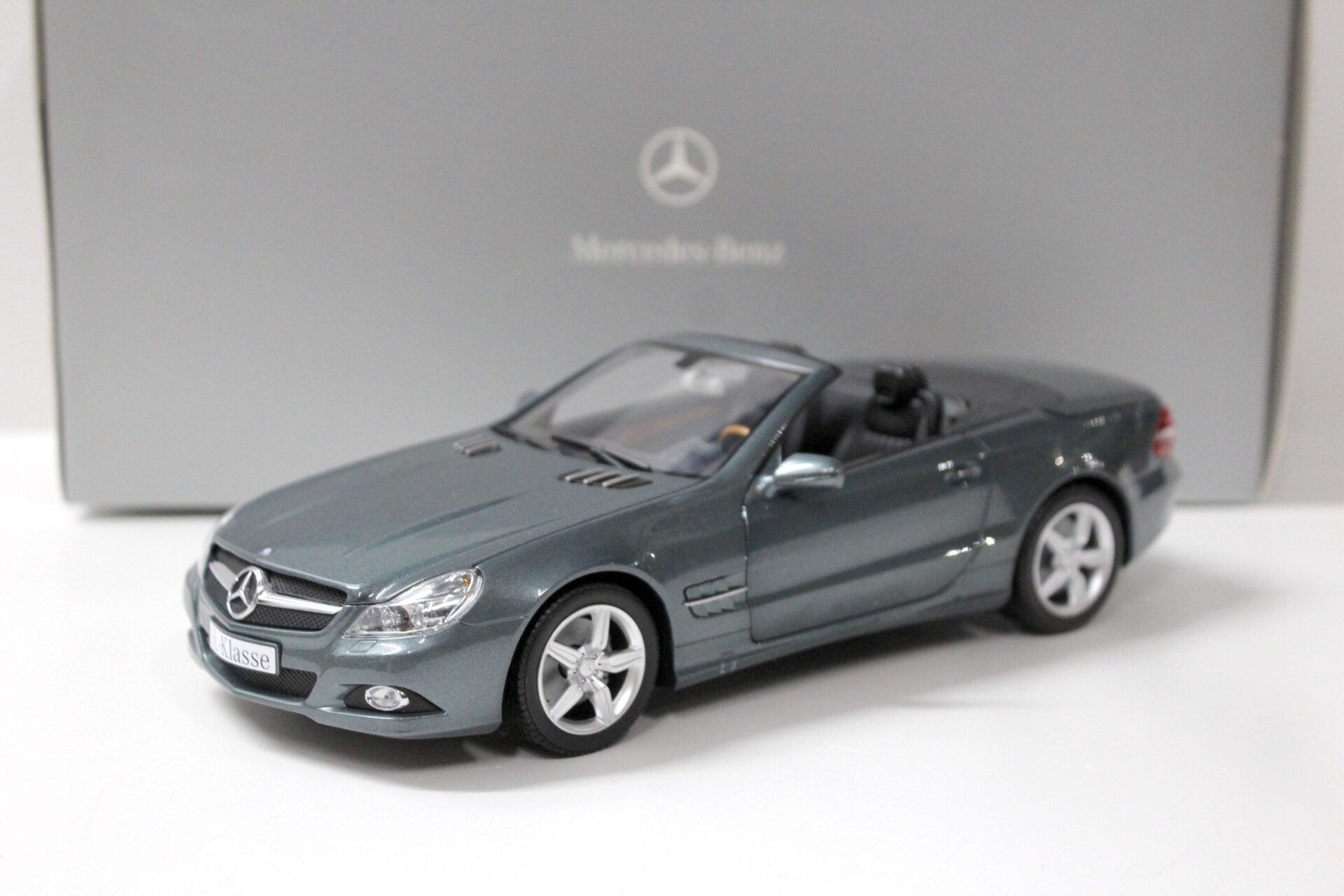 ID 53753 orig 1.jpg 1:18 Minichamps Mercedes SL-Klasse R230 Mopf amiant green DEALER VERSION