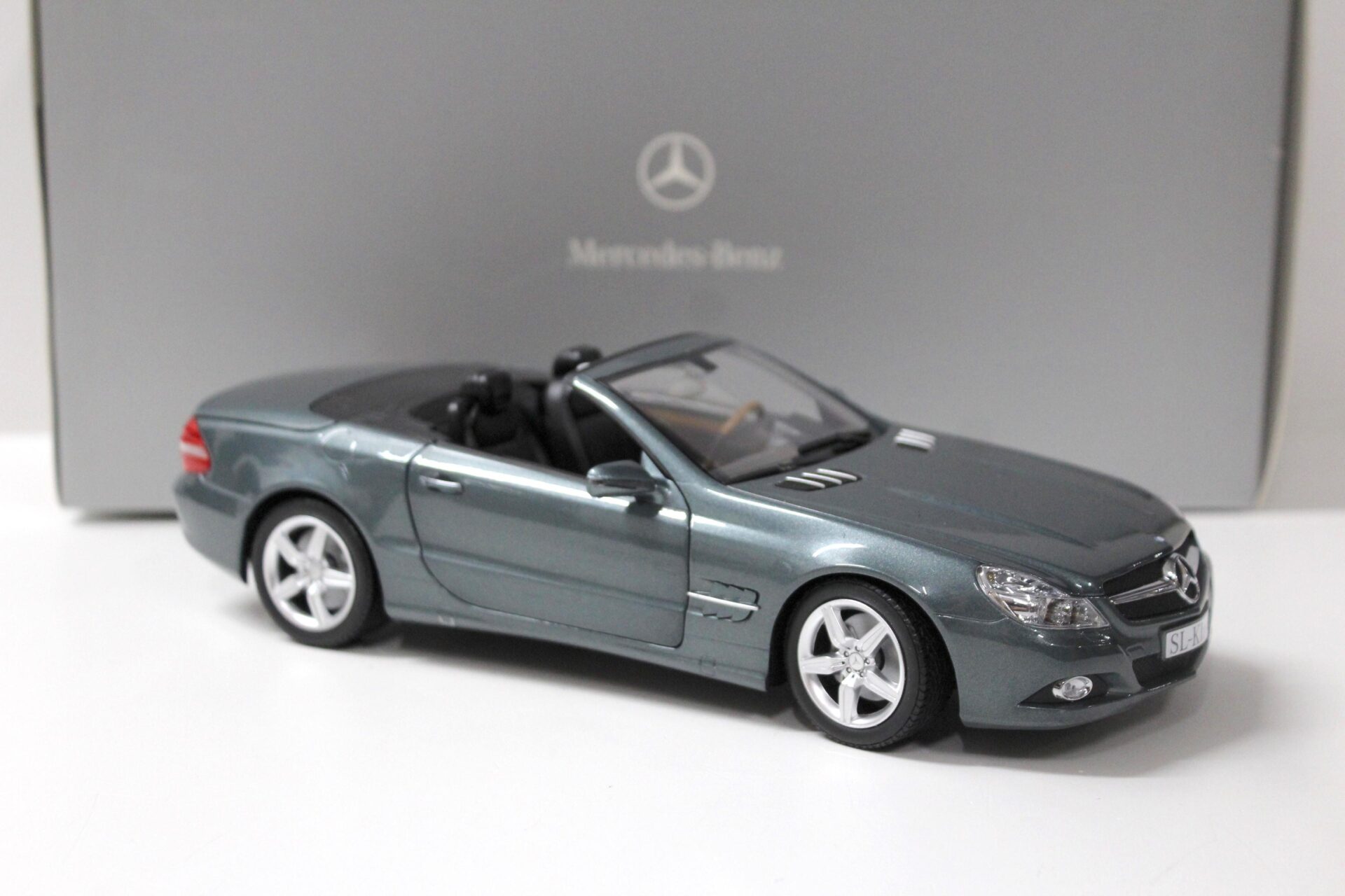 1:18 Minichamps Mercedes SL-Klasse R230 Mopf amiant green DEALER VERSION