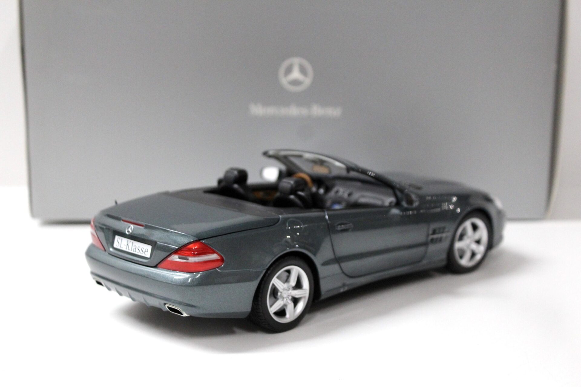 1:18 Minichamps Mercedes SL-Klasse R230 Mopf amiant green DEALER VERSION