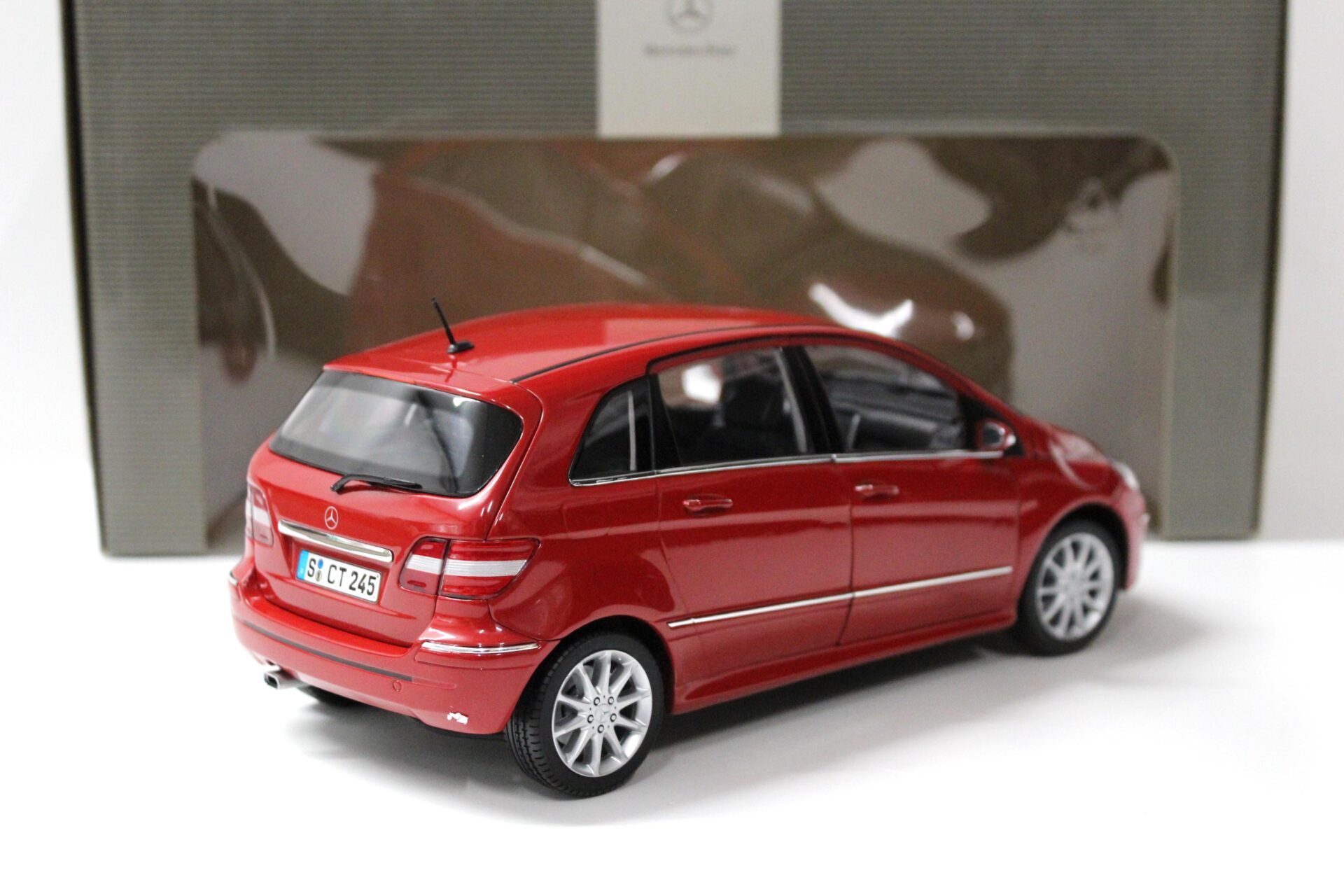 1:18 Kyosho Mercedes B-Klasse red DEALER VERSION