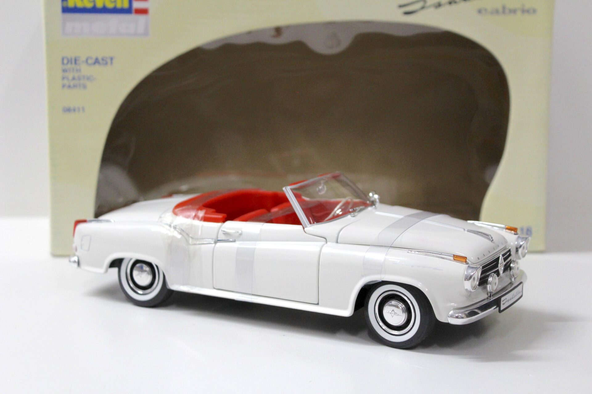 1:18 Revell Borgward Isabella Cabriolet white/ red