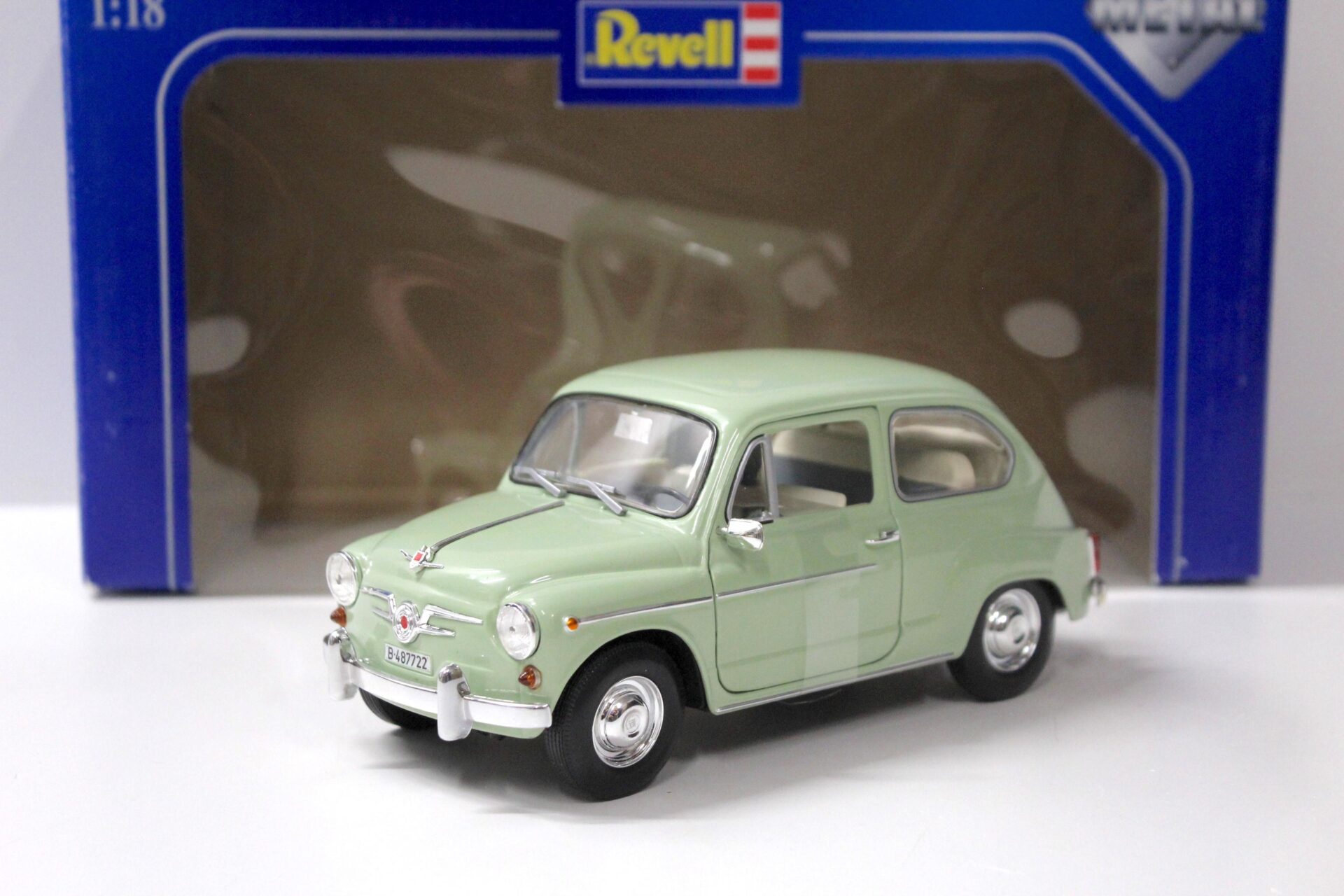 ID 53846 orig 1.jpg 1:18 Revell Seat 600 D light green