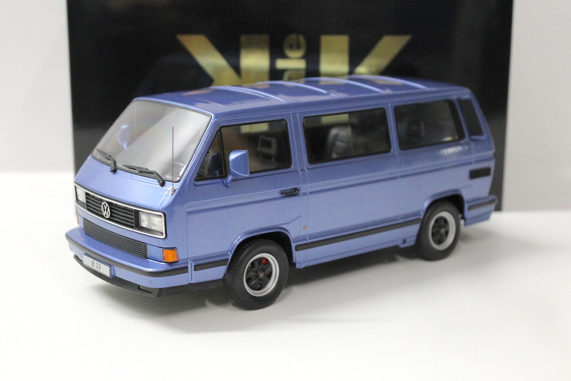 ID 53891 orig 1.jpg 1:18 KK-Scale Porsche B32 based on VW T3 Bus 1984 light blue