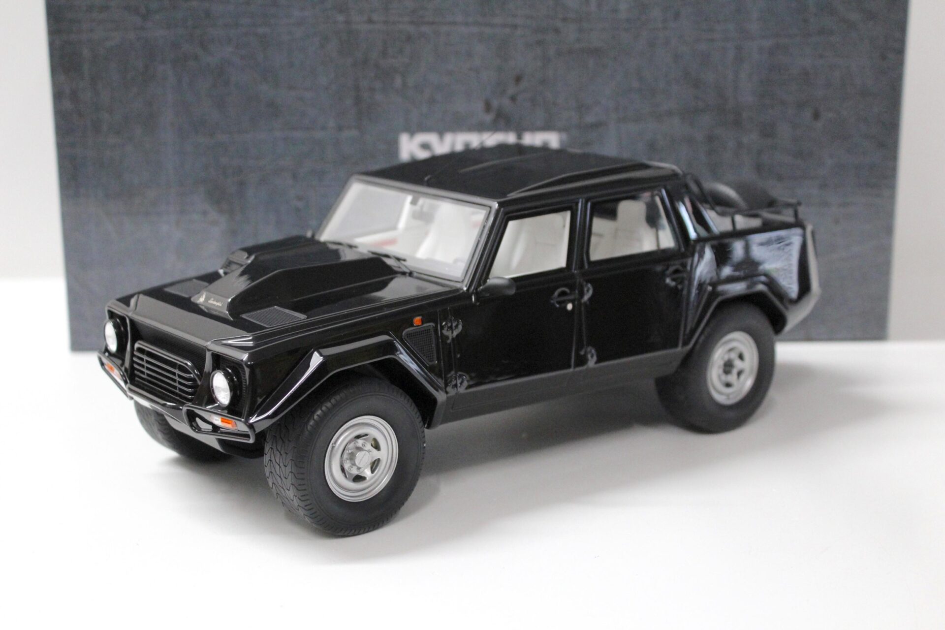 ID 53995 orig 1.jpg 1:18 Kyosho Lamborghini LM002 black