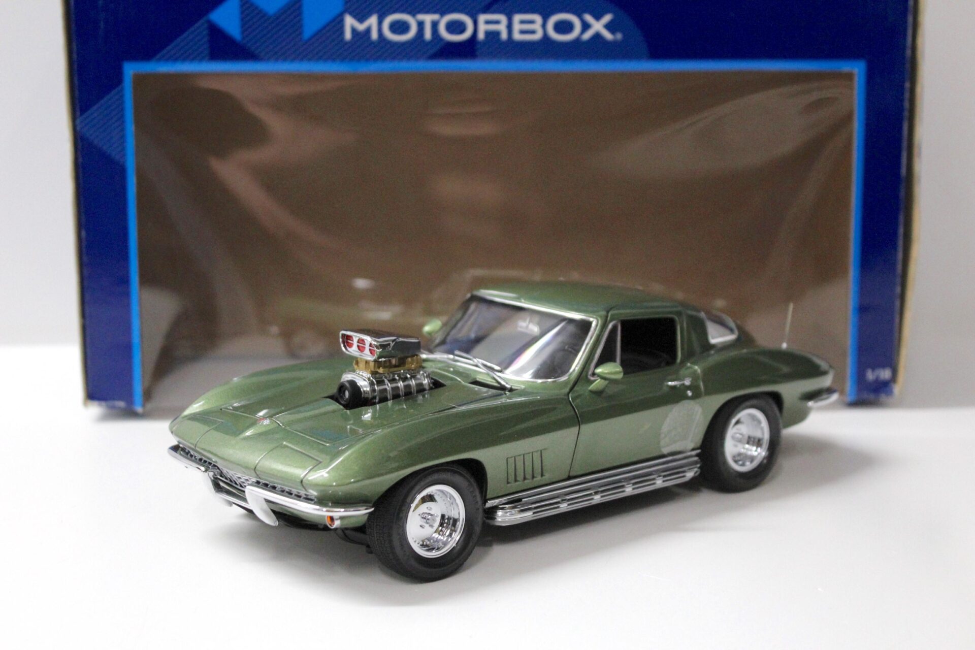 ID 54034 orig.jpg 1:18 Exoto Motorbox Chevrolet Corvette C2 Stingray Street Rod green metallic
