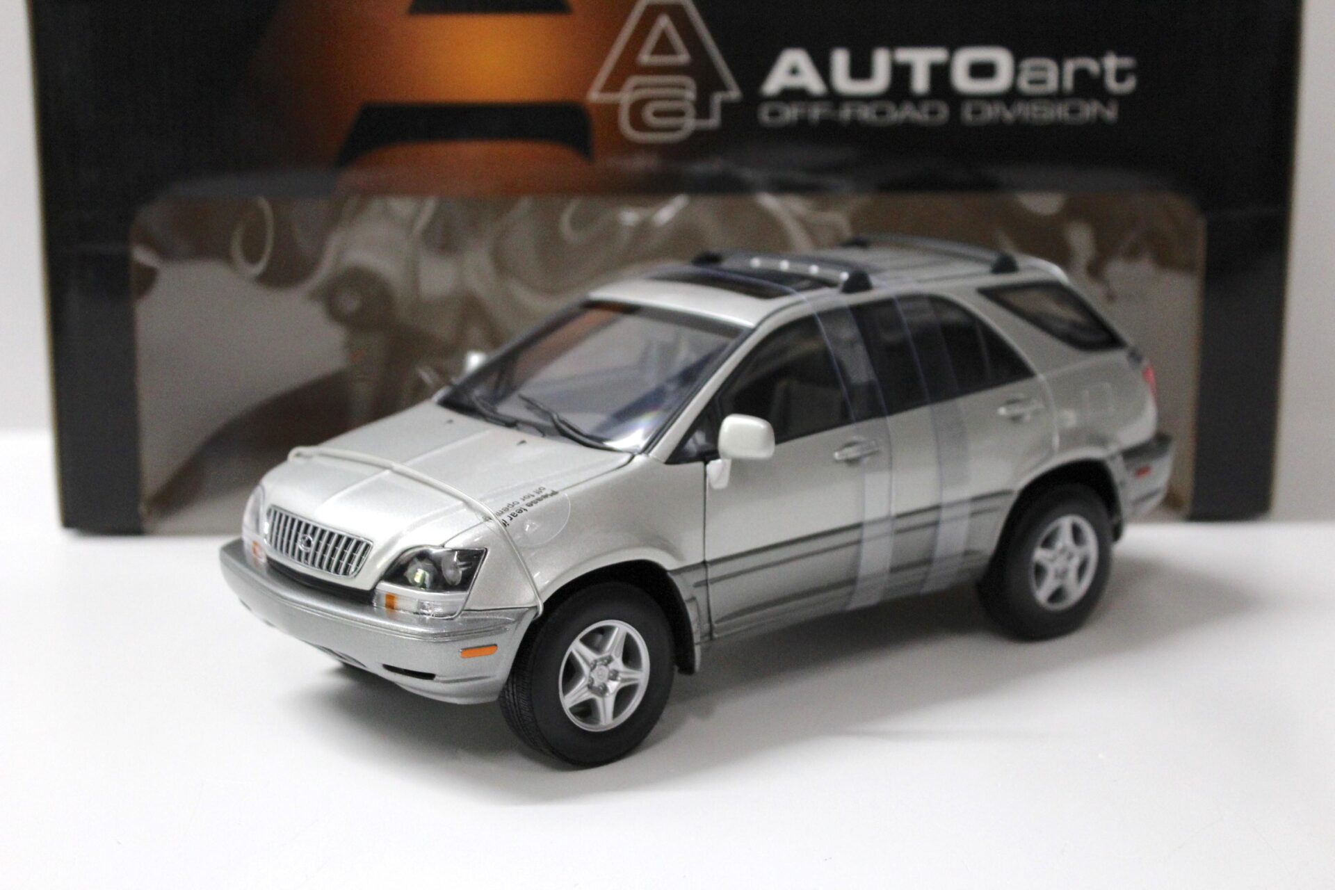 ID 54042 orig 1.jpg 1:18 AUTOart Lexus RX300 silver metallic