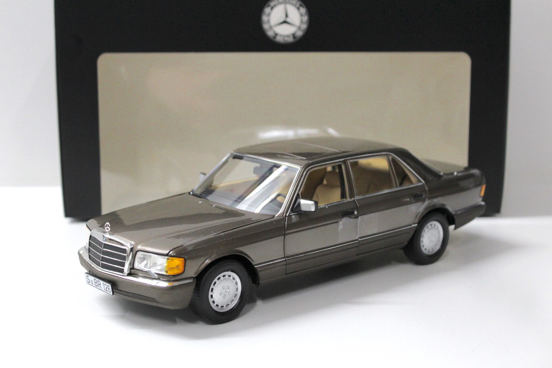 ID 54114 orig.jpg 1:18 Norev Mercedes 560 SEL W126 Limousine impala brown DEALER VERSION