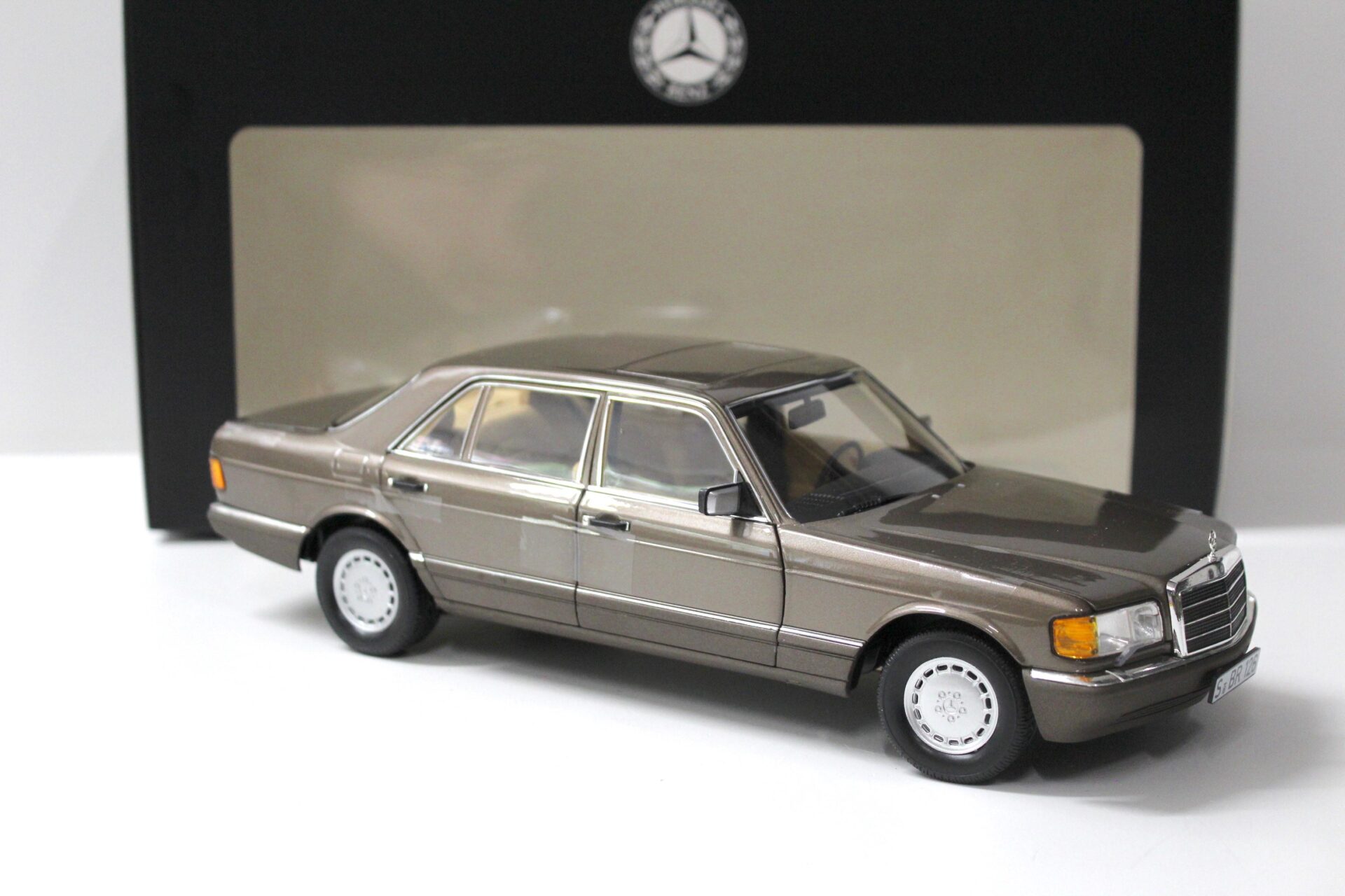 1:18 Norev Mercedes 560 SEL W126 Limousine impala brown DEALER VERSION