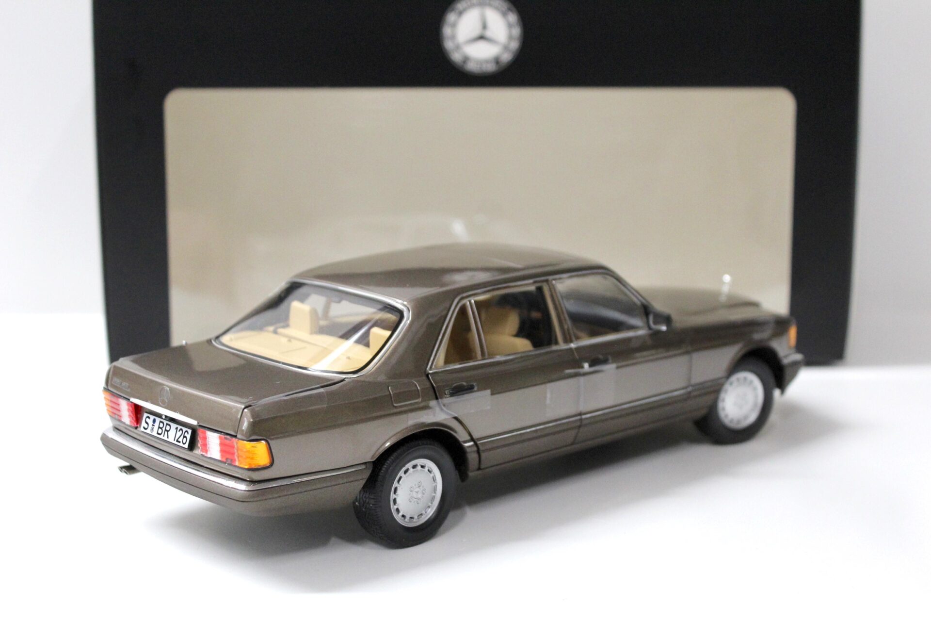 1:18 Norev Mercedes 560 SEL W126 Limousine impala brown DEALER VERSION