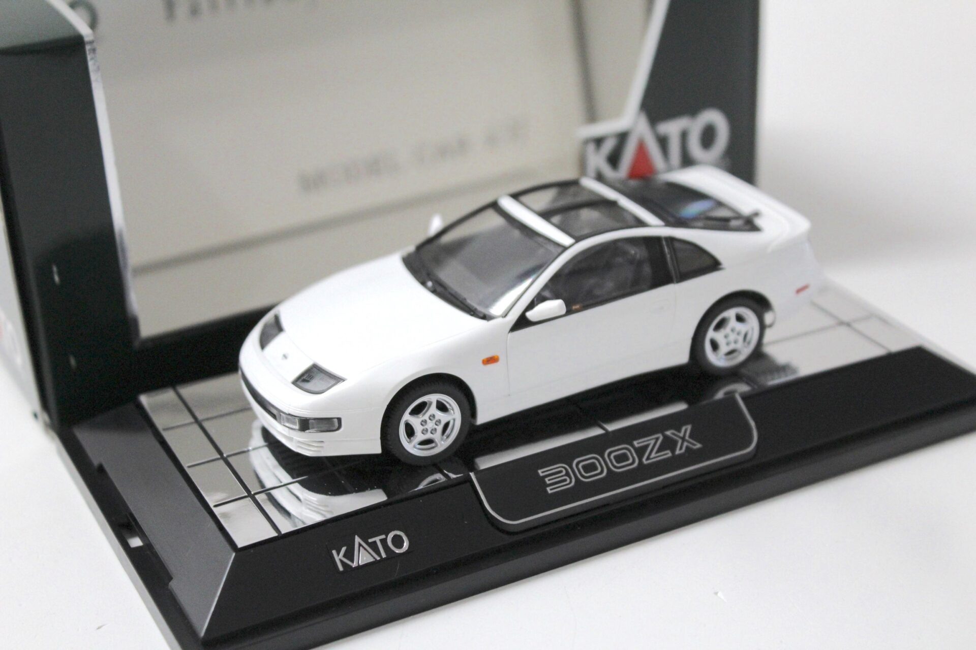 1:43 KATO Nissan Fairlady Z 300ZX Coupe white – Premium