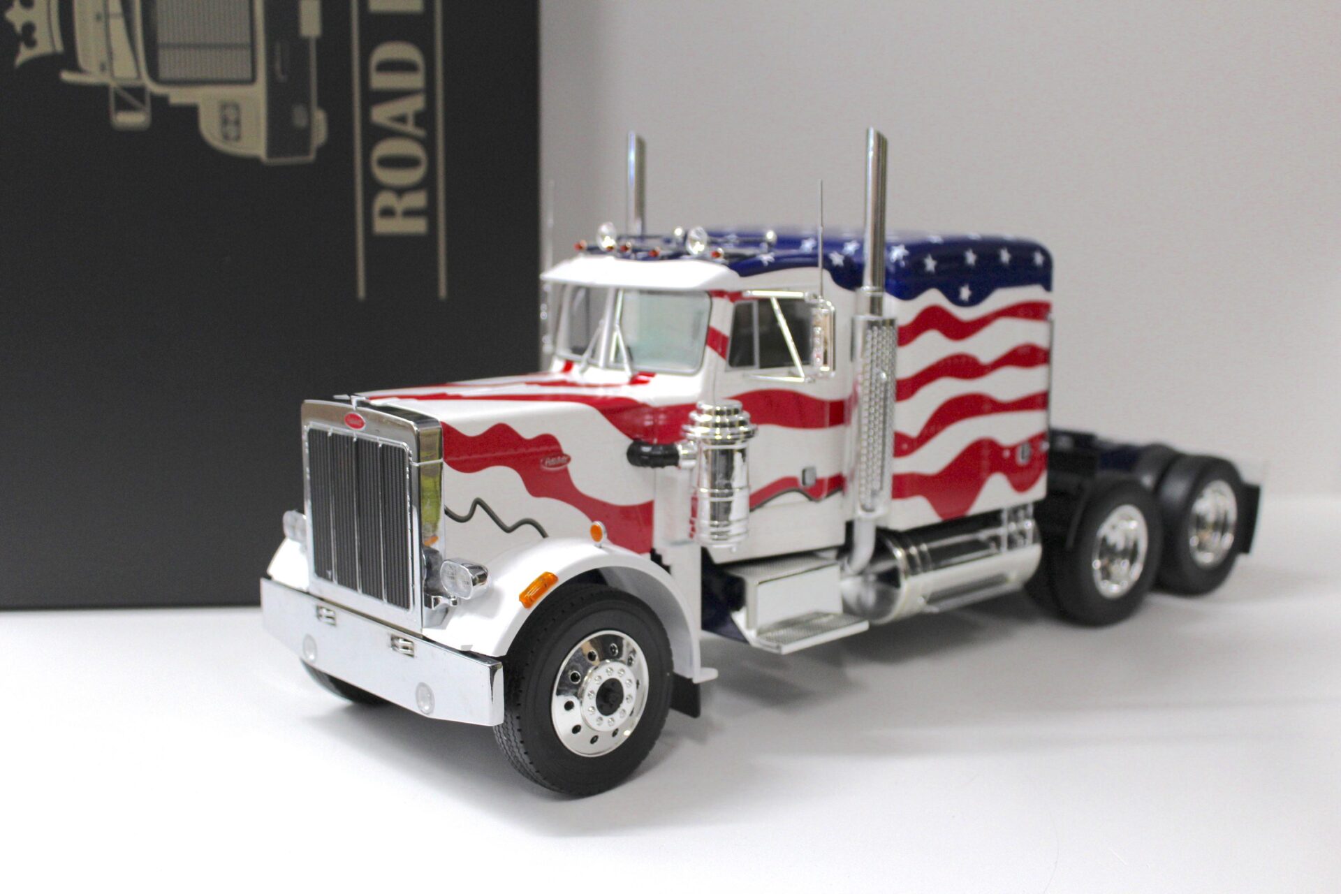 ID 54467 orig 1.jpg 1:18 Road Kings Peterbilt 359 SZM Stars & Stripes 1967 white/red/blue