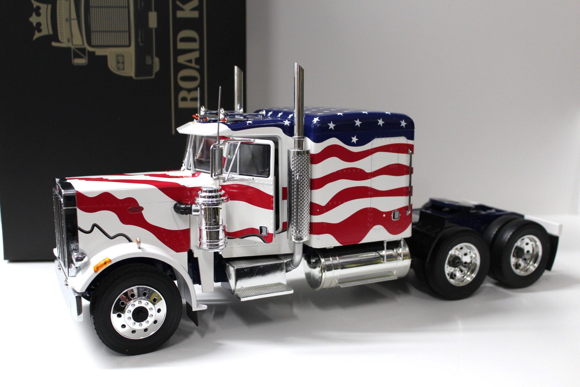 1:18 Road Kings Peterbilt 359 SZM Stars & Stripes 1967 white/red/blue