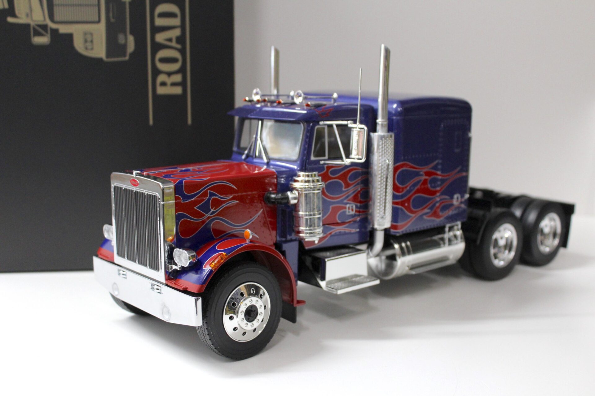 ID 54475 orig 1.jpg 1:18 Road Kings Peterbilt 359 SZM 1967 blue metallic/ red flames