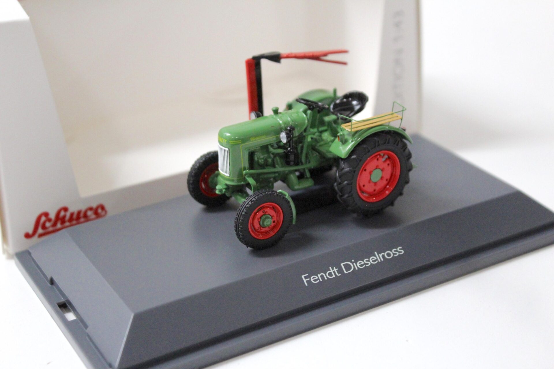 ID 54522 orig.jpg 1:43 Schuco Fendt F20G Dieselross Traktor mit Mähbalken green