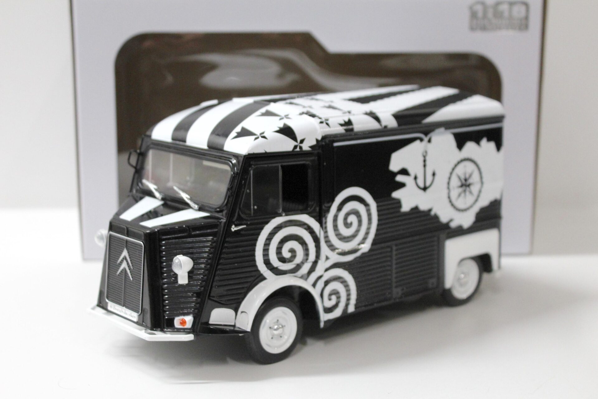 ID 54599 orig.jpg 1:18 Solido Citroen Type HY 1969 BREIZH black/ white