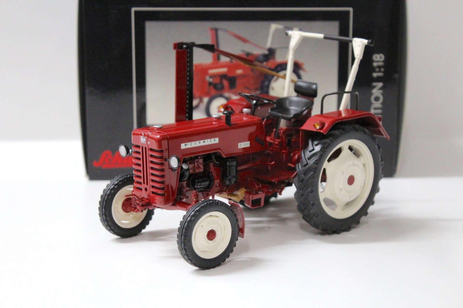 1:18 Schuco Mc Cormick D 326 Traktor red