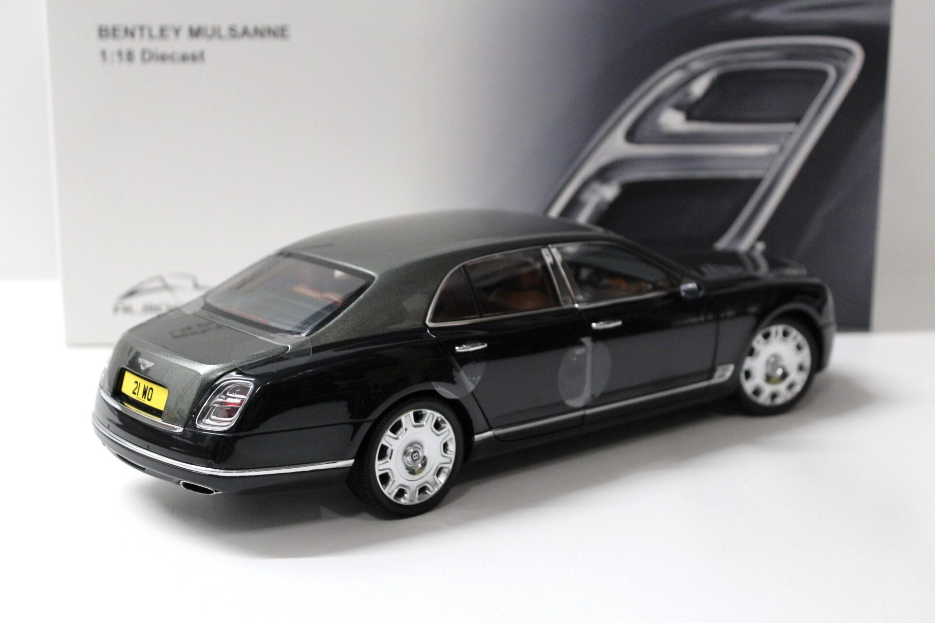 1:18 Almost Real Bentley Mulsanne Speed 2017 Light Emerald / Midnight Emerald