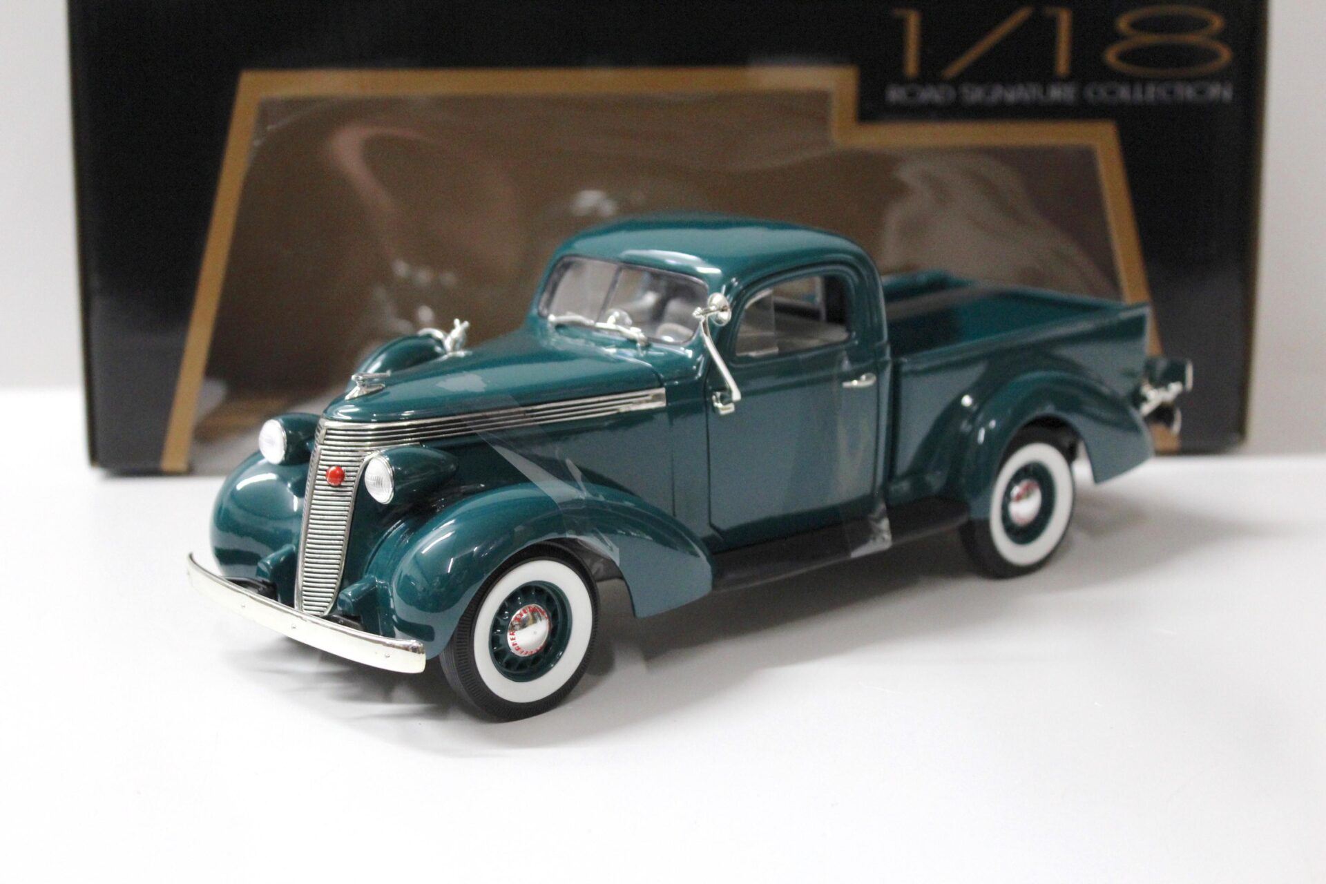 ID 54651 orig 1.jpg 1:18 Road Signature Studebaker Coupe Express Pick Up dark green 1937
