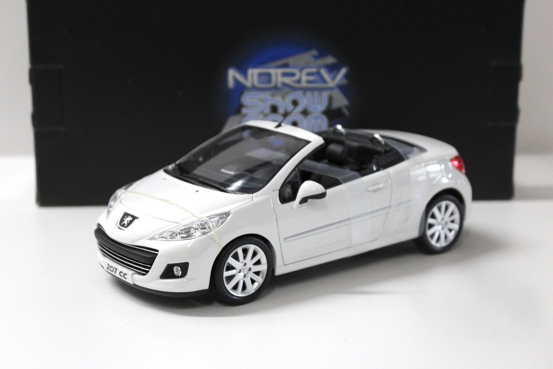 1/18 ノレブ製モデルカー　プジョー 207 cc ホワイト 1/18 ノレブ製モデルカー プジョー 207 cc ホワイト - メルカリ