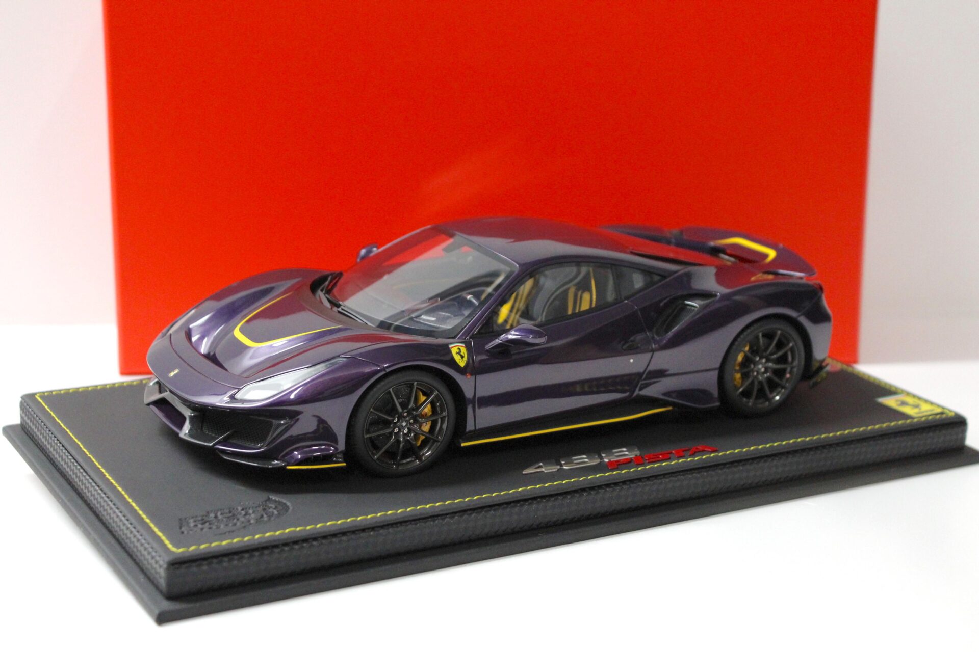 ID 54970 orig 1.jpg 1:18 BBR Ferrari 488 Pista Hong Kong Violet/ yellow stripes Limited 24 pcs.