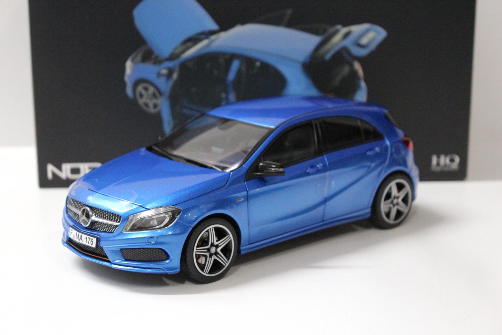 ID 55022 orig 1.jpg 1:18 Norev Mercedes A-Klasse A250 Sport 2012 blue metallic