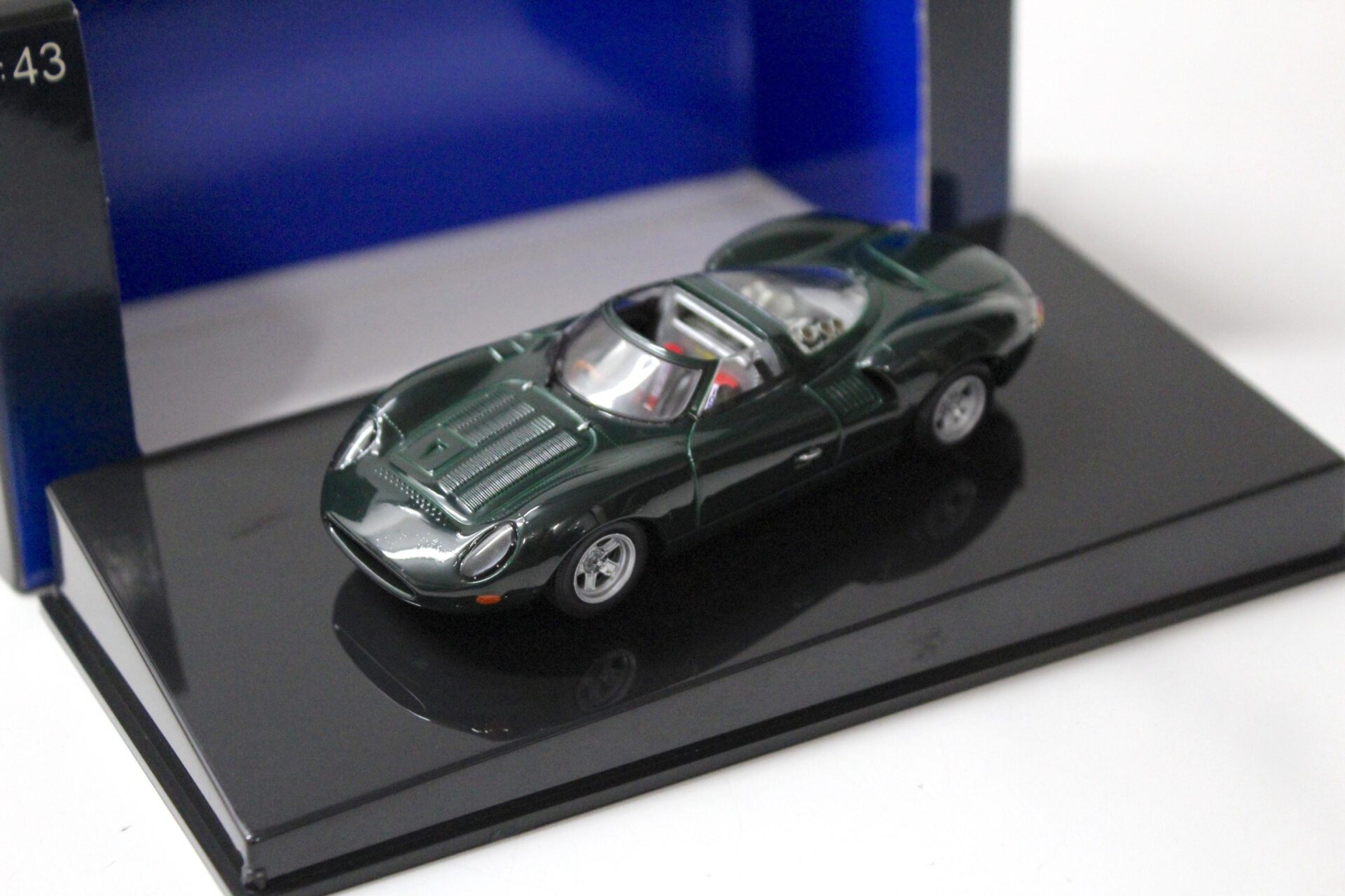 1:43 AUTOart Jaguar XJ 13 green
