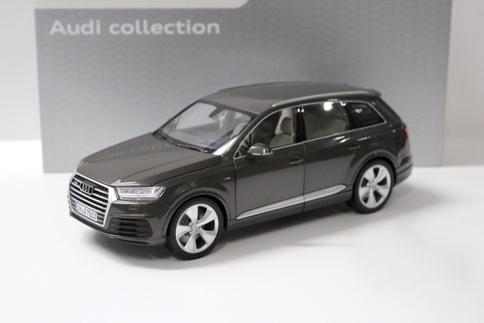 ID 55810 orig 1.jpg 1:18 Minichamps Audi Q7 Argus brown DEALER VERSION