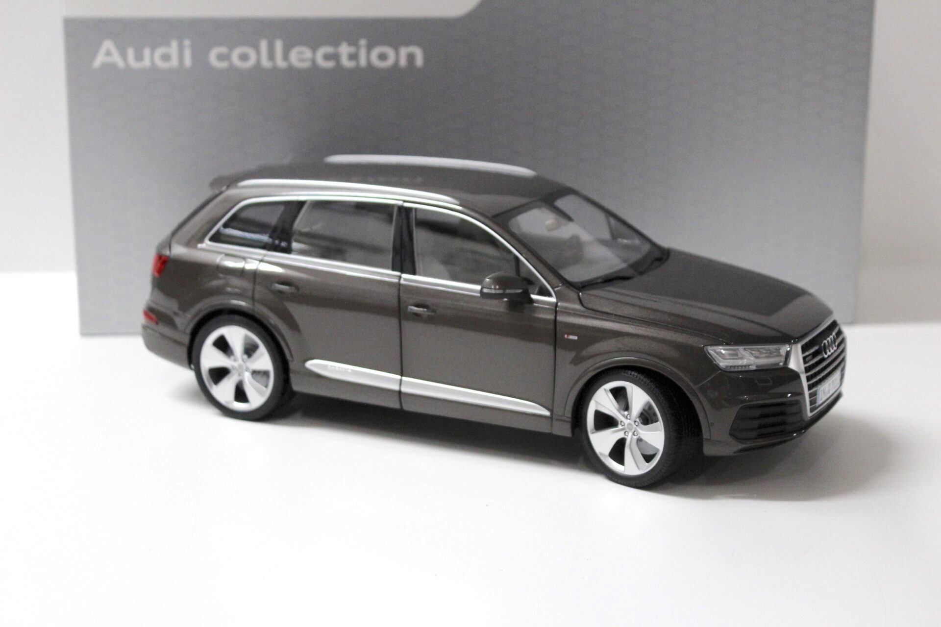 1:18 Minichamps Audi Q7 Argus brown DEALER VERSION