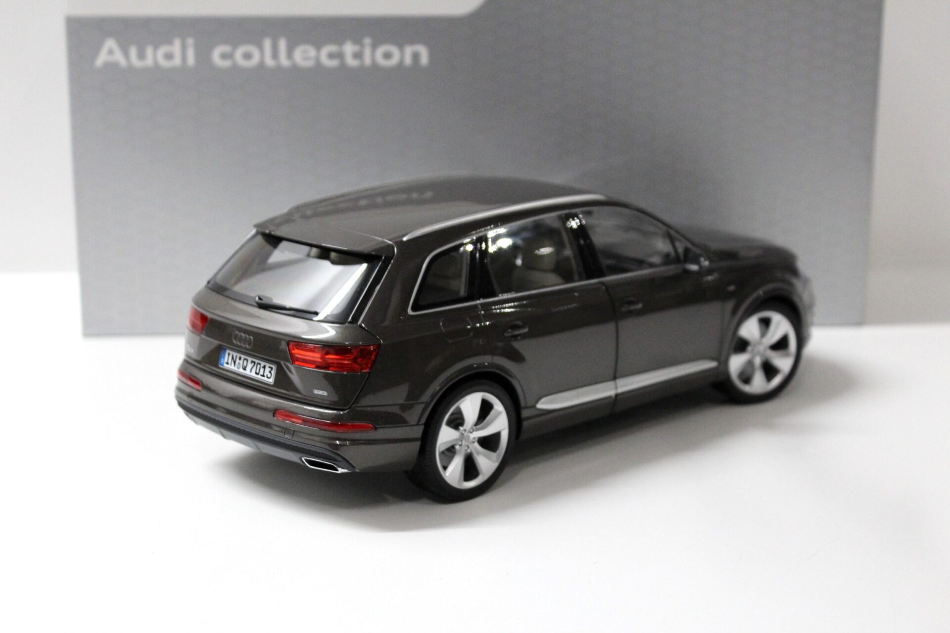 1:18 Minichamps Audi Q7 Argus brown DEALER VERSION