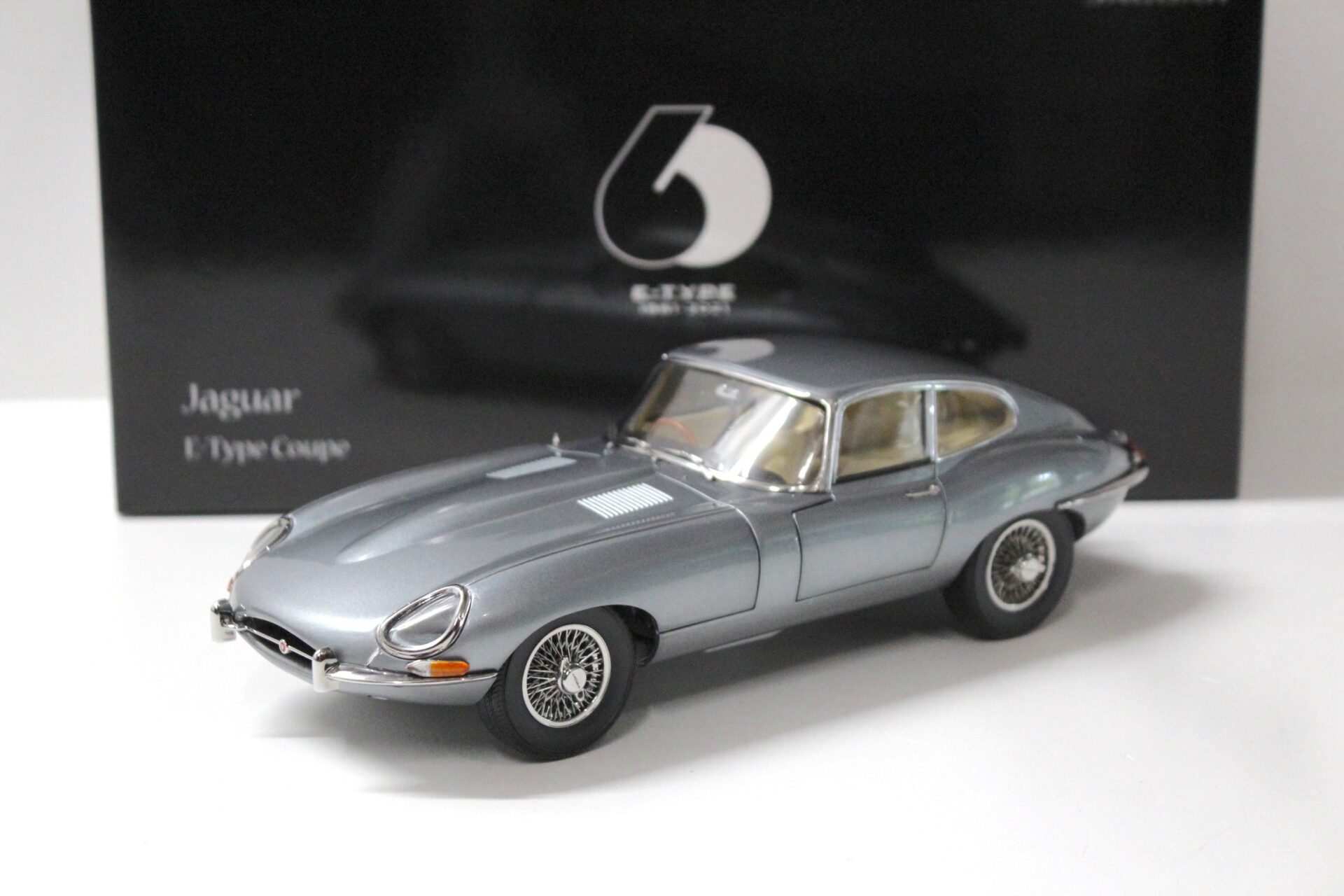 ID 55889 orig 1.jpg 1:18 Kyosho Jaguar E-Type Coupe RHD Dark grey metallic - Diecast/ openings