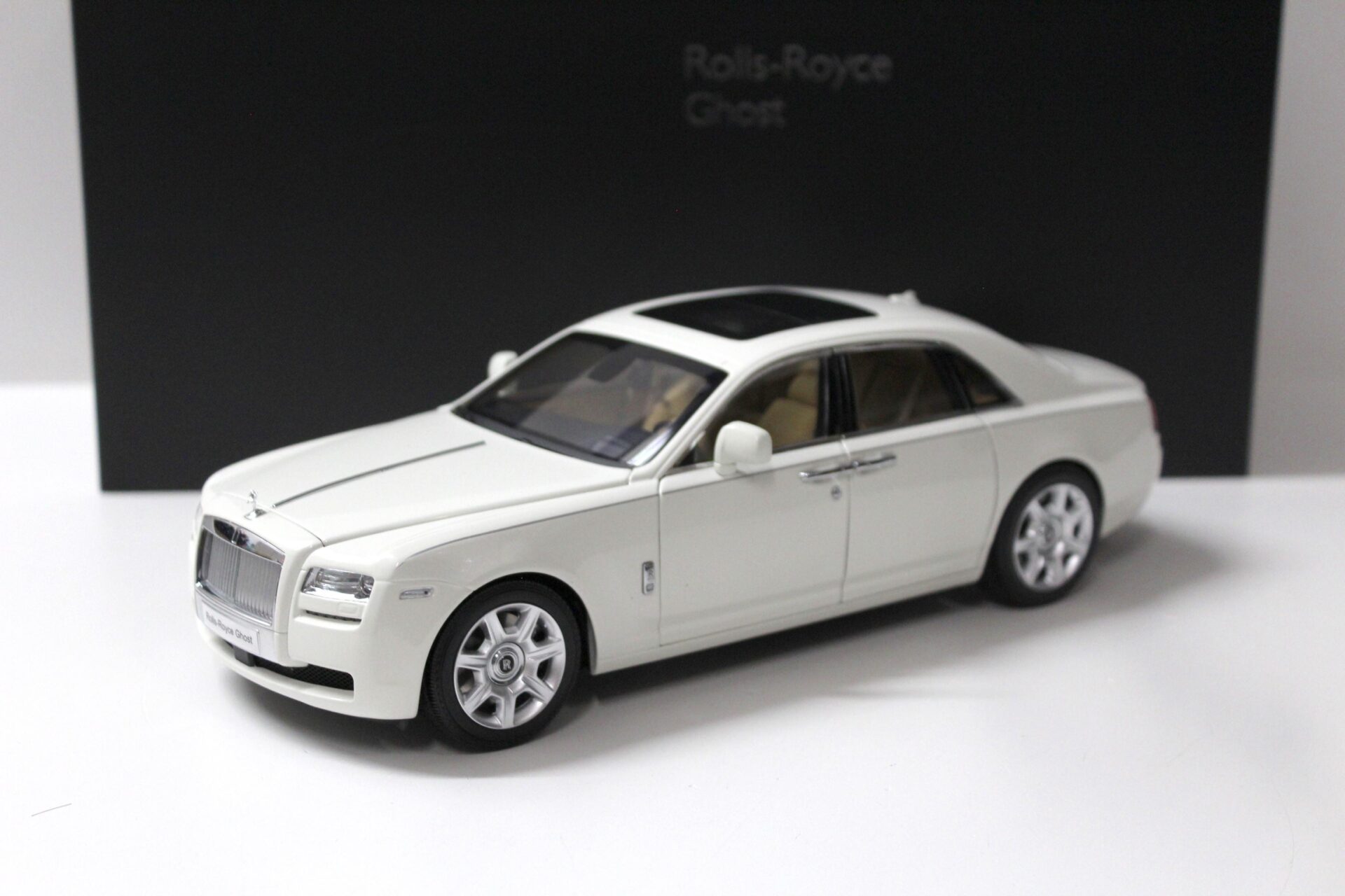 ID 56052 orig 1.jpg 1:18 Kyosho Rolls Royce Ghost english white