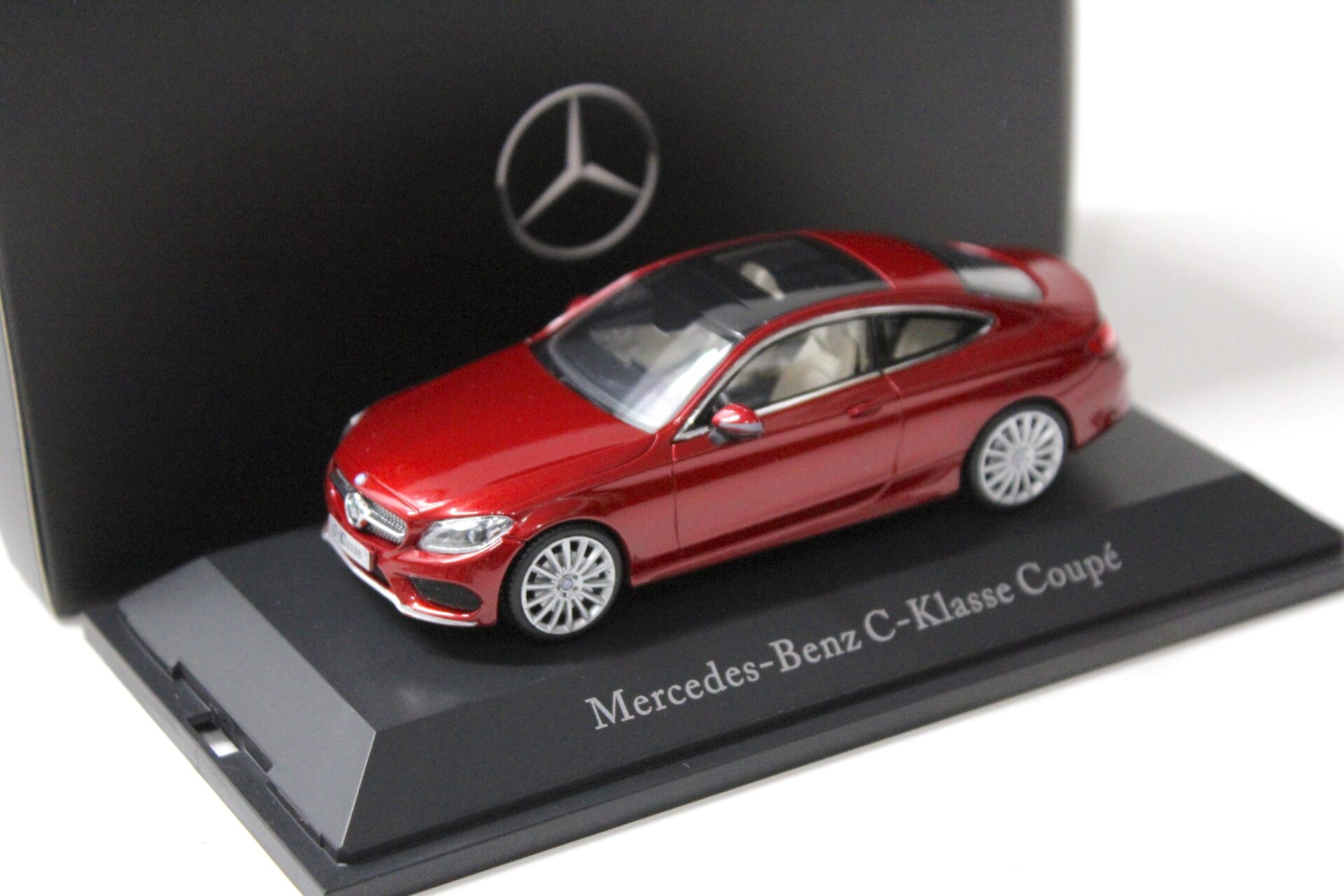 ID 56183 orig.jpg 1:43 Kyosho Mercedes C-Klasse Coupe C205 hyacinth red metallic DEALER VERSION