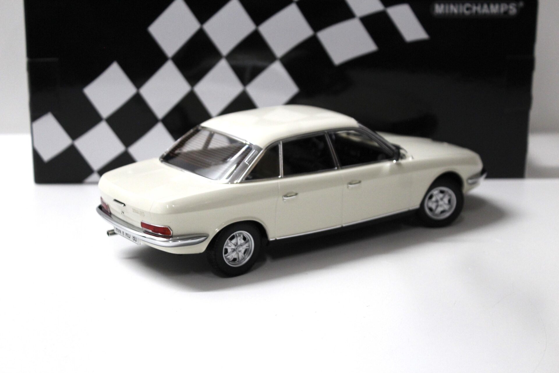 1:18 Minichamps NSU Ro 80 white 1972