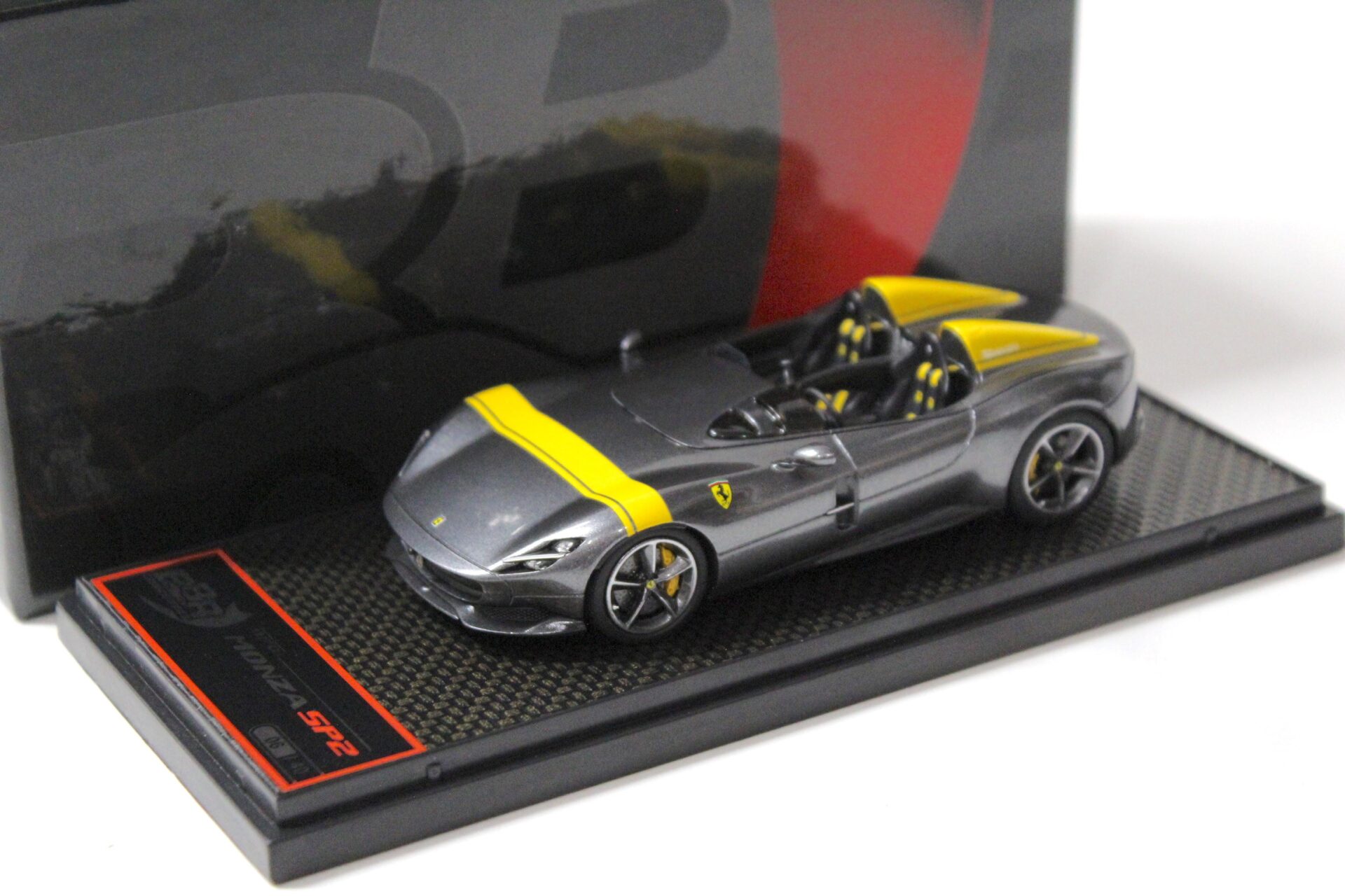 ID 56273 orig.jpg 1:43 BBR Ferrari Monza SP2 grigio met. silver/ yellow stripe - Limited 40 pcs.