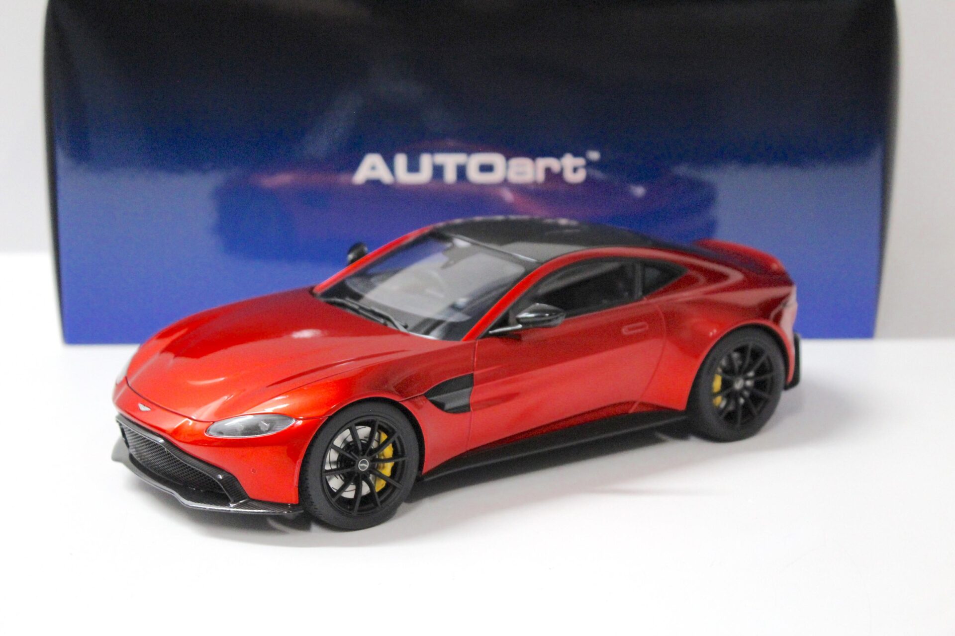 ID 56565 orig.jpg 1:18 AUTOart Aston Martin Vantage 2019 Hyper red