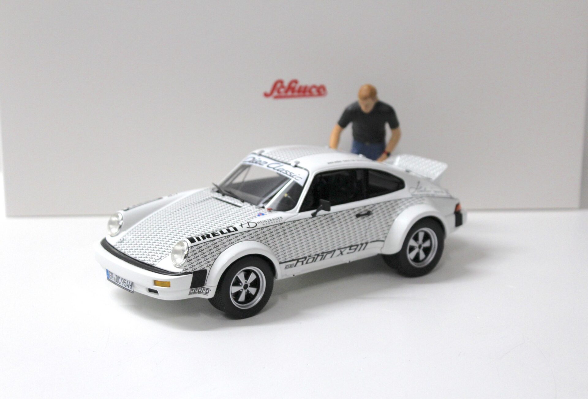 ID 56612 orig 1.jpg 1:18 Schuco Porsche 911 Rallye x911 + Figur Walter Röhrl white/ black