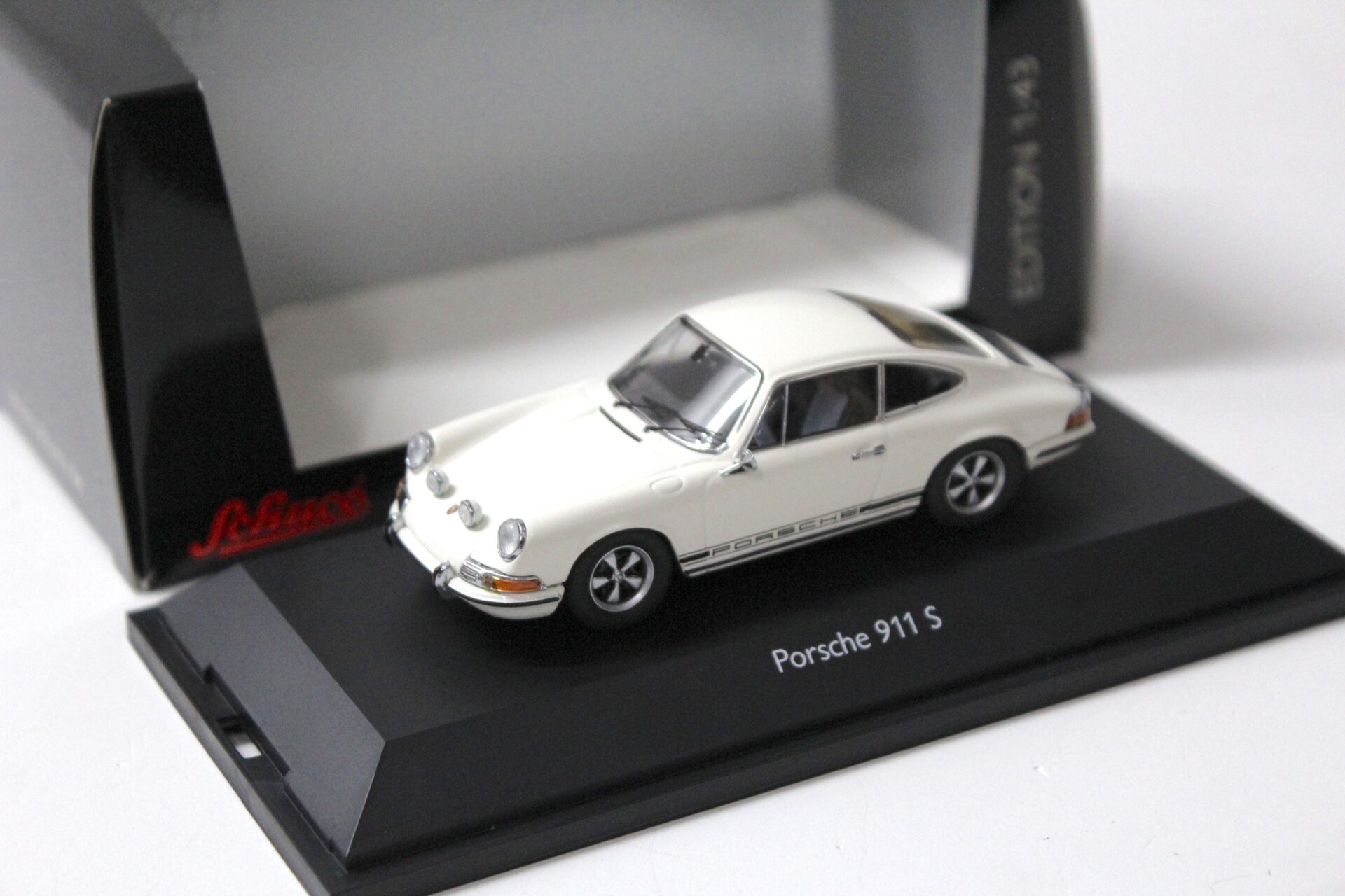 ID 57008 orig 1.jpg 1:43 Schuco Porsche 911 S Coupe hellelfenbein white