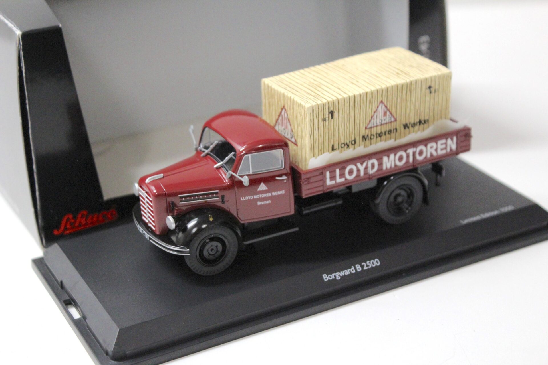 ID 57032 orig.jpg 1:43 Schuco Borgward B2500 Pritsche LKW "Lloyd Motoren" dark red