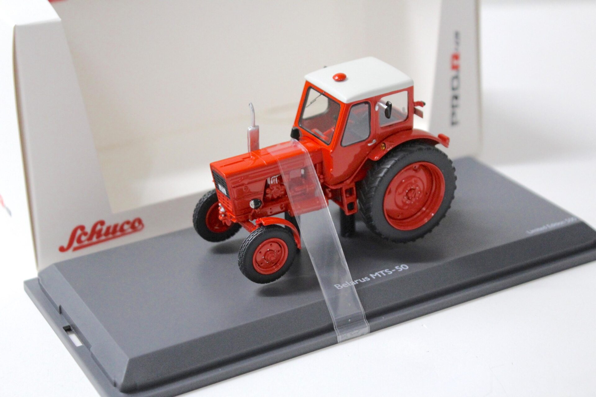 ID 57060 orig 1.jpg 1:43 Schuco PRO.R43 Belarus MTS-50 Traktor red %%%
