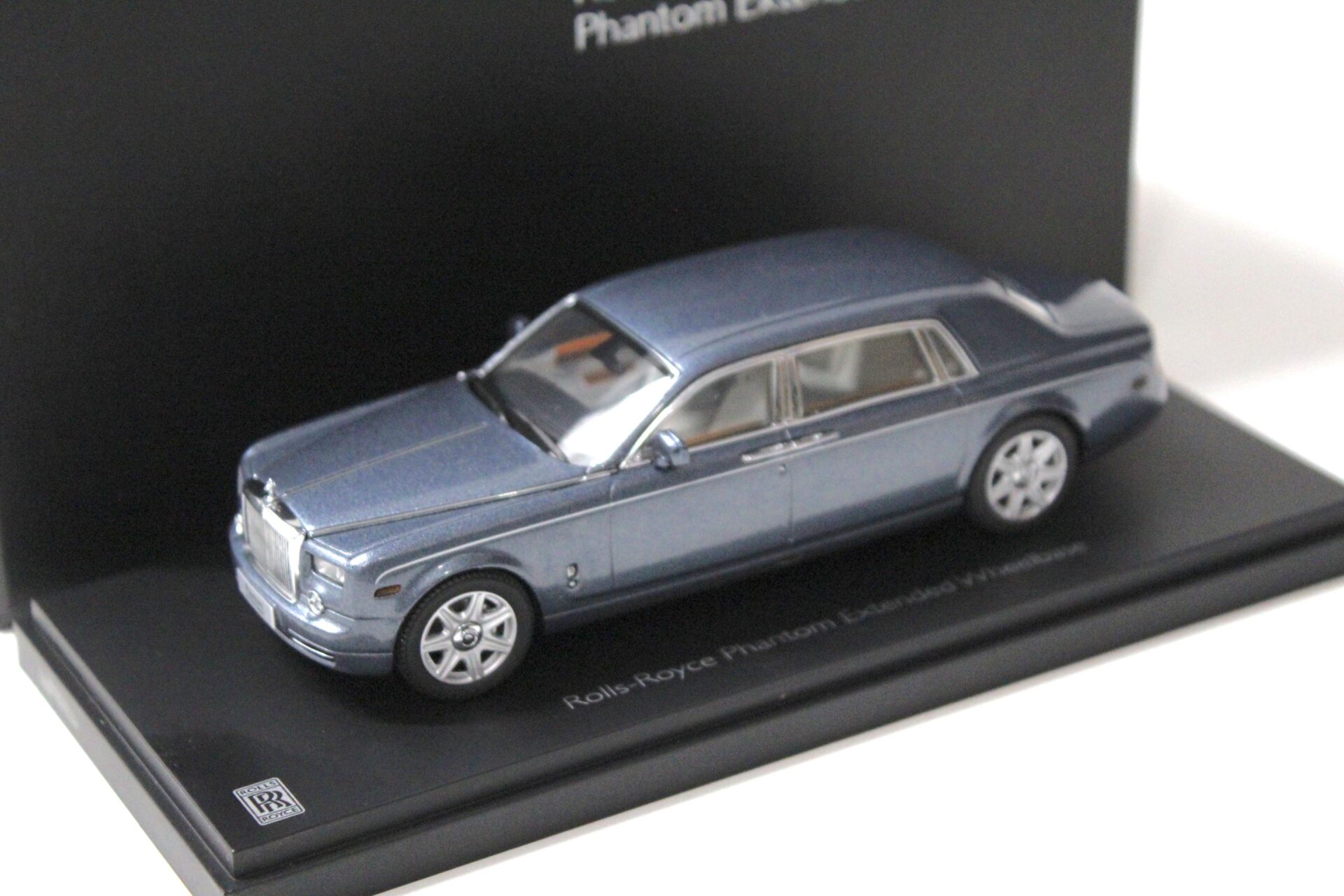 ID 57472 orig 1.jpg 1:43 Kyosho Rolls Royce Phantom EWB Luna blue metallic