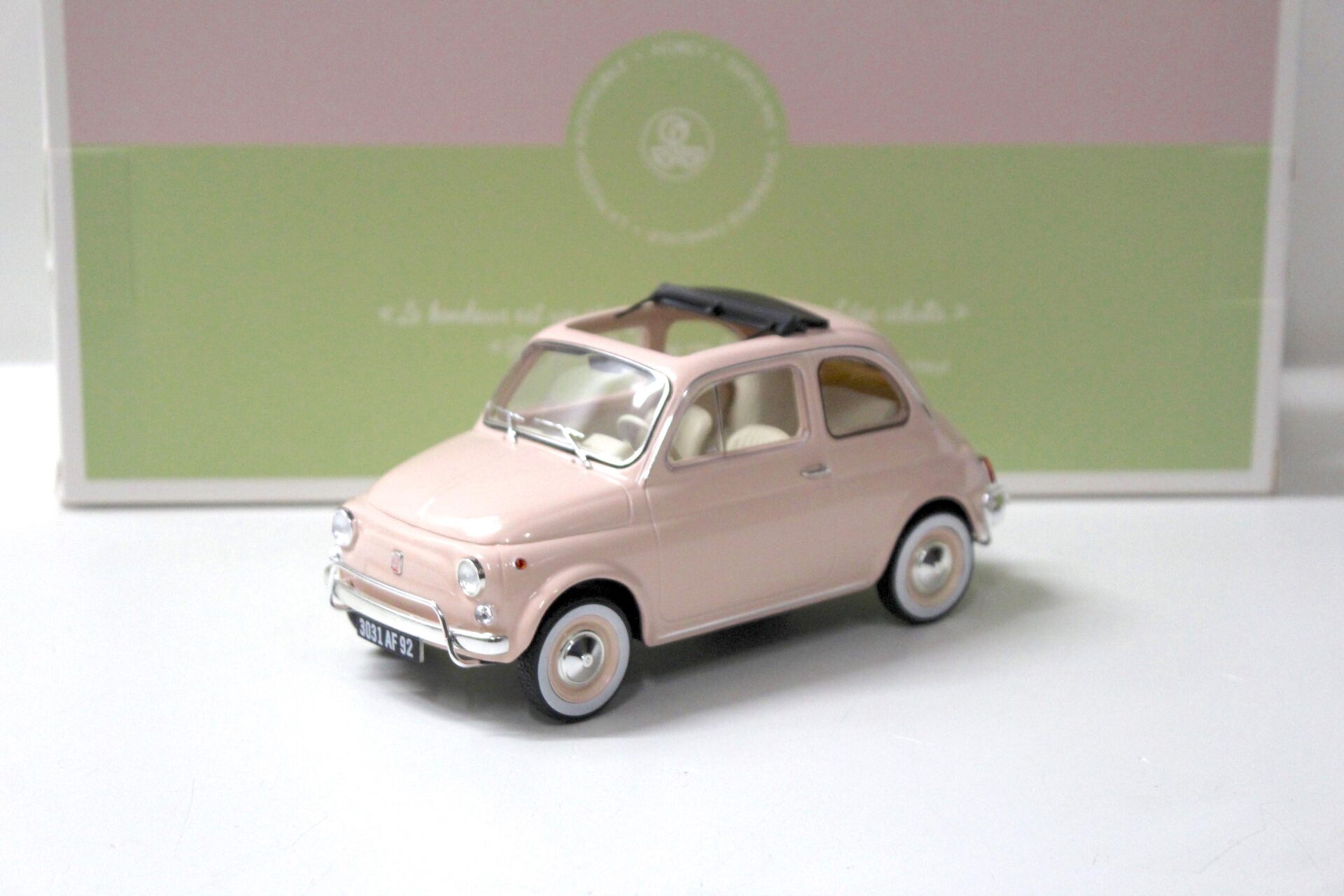 ID 57561 orig.jpg 1:18 Norev Fiat 500 L pink 1968 with Special Birth Pack
