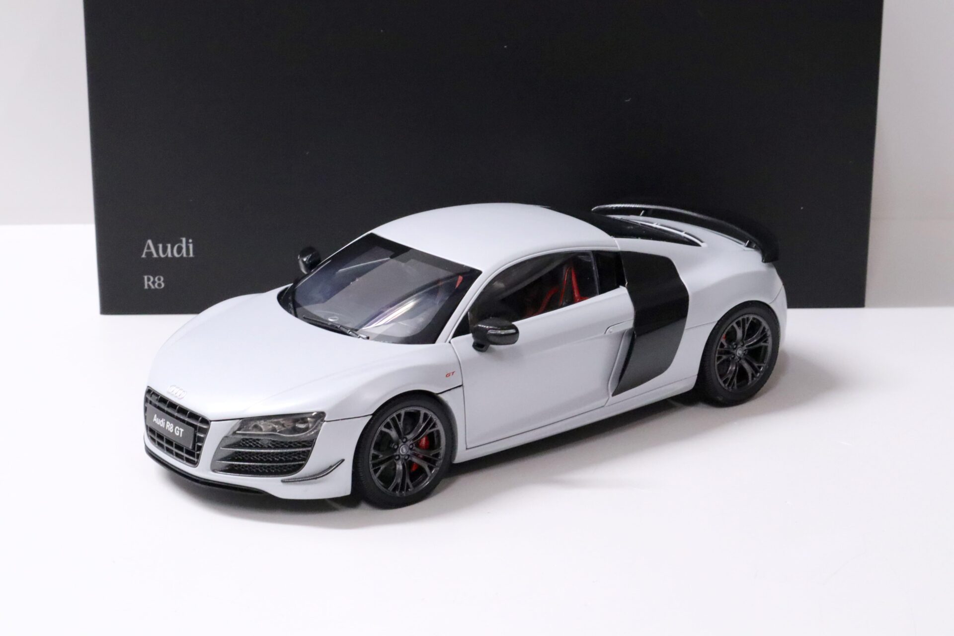 ID 57926 orig 1.jpg 1:18 Kyosho Audi R8 GT Coupe Suzuka grey matte
