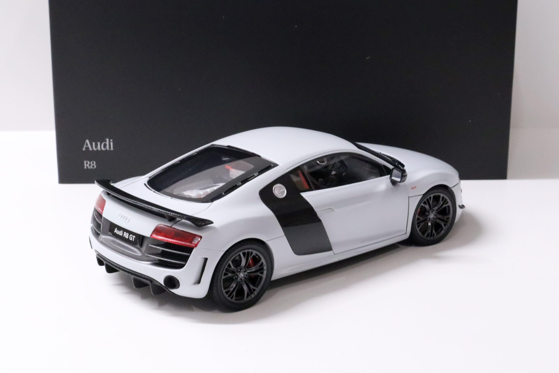 1:18 Kyosho Audi R8 GT Coupe Suzuka grey matte