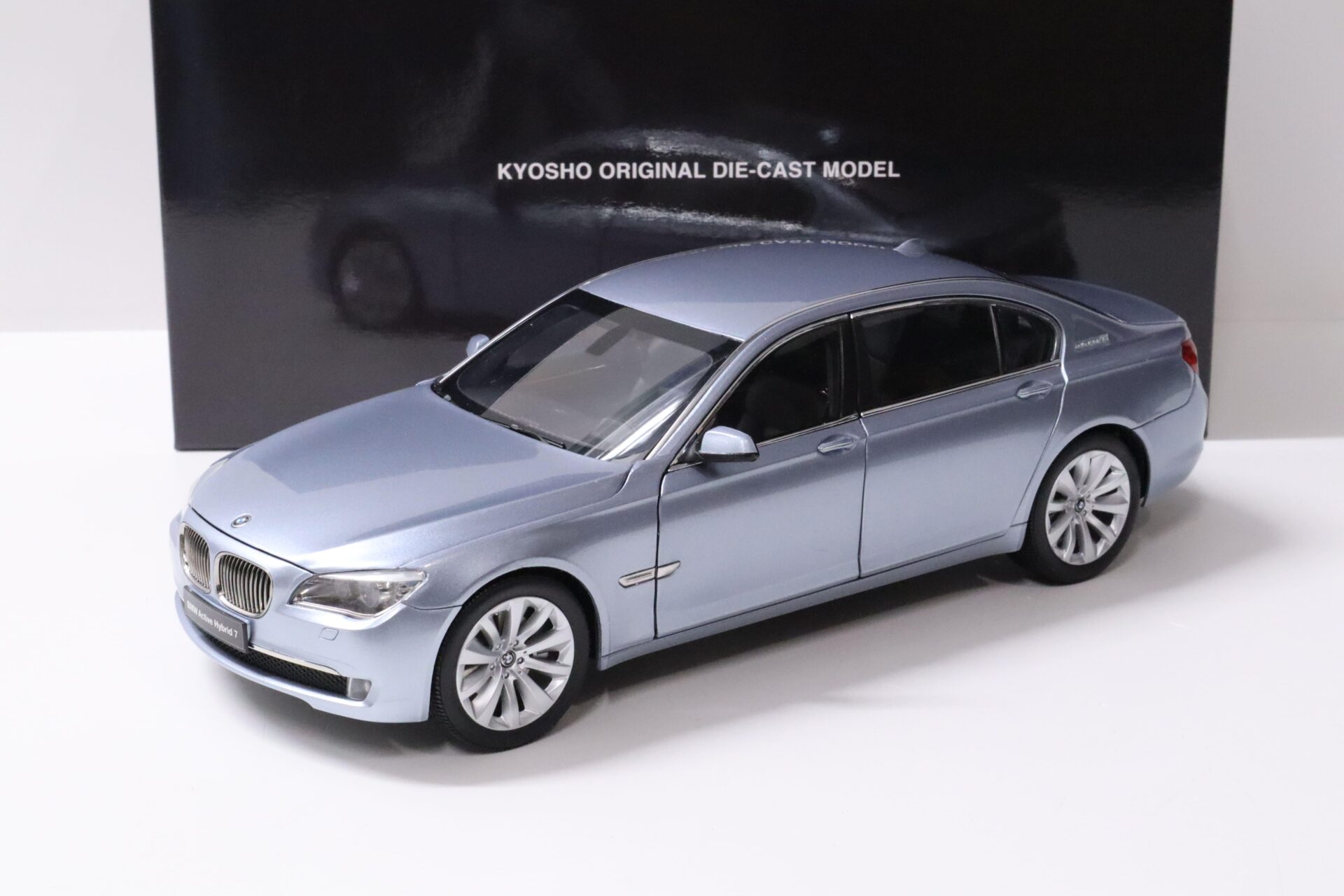 ID 57934 orig.jpg 1:18 Kyosho BMW 7 Series F02 Active Hybrid 7 Blue Water metallic