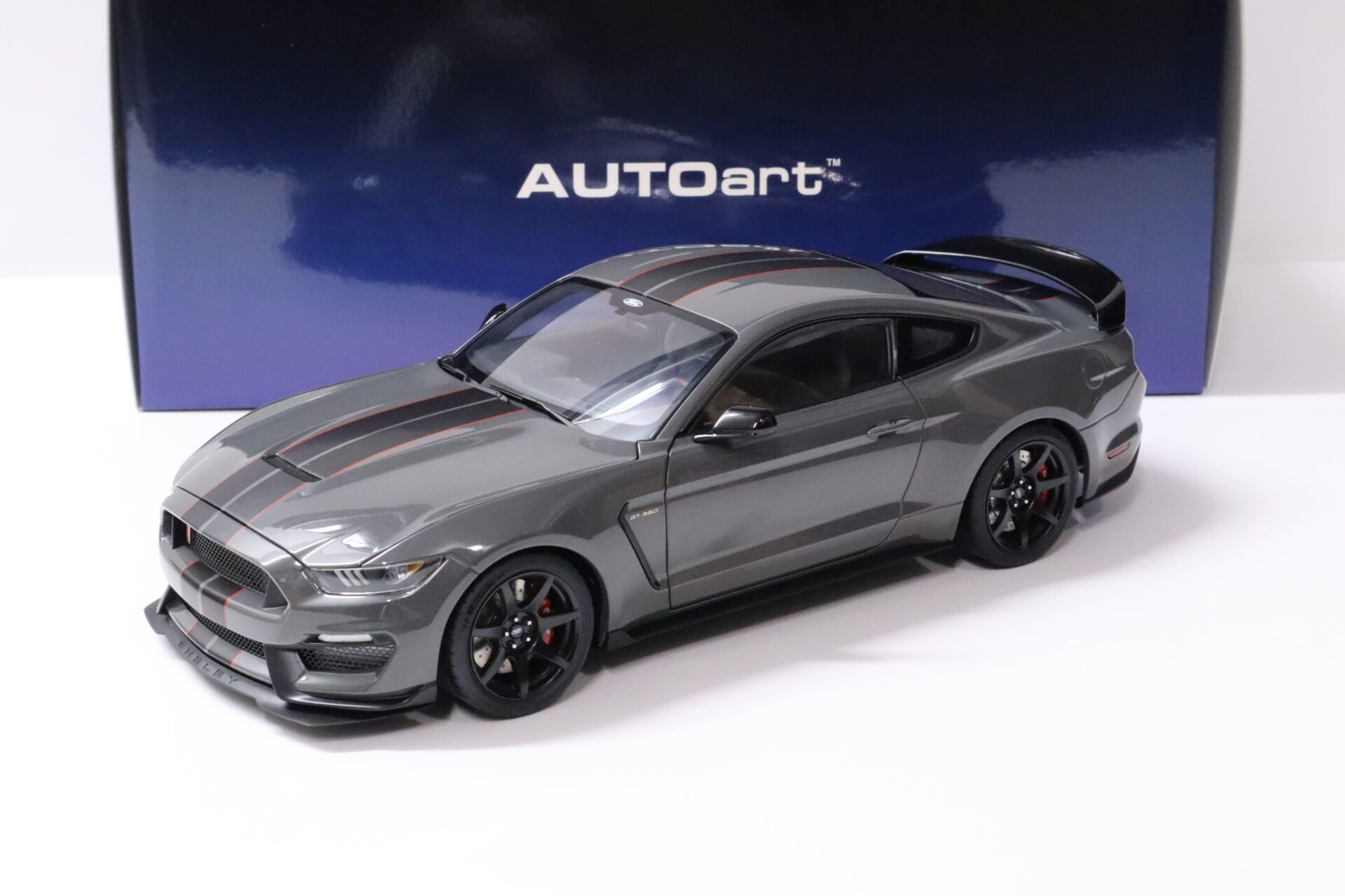 ID 57976 orig.jpg 1:18 AUTOart Ford Shelby GT-350R 2017 Lead foot grey with black stripes