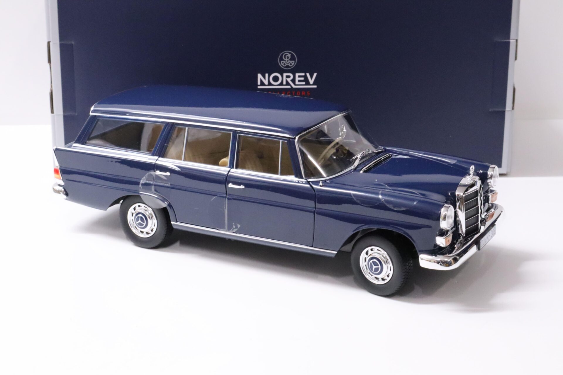 1:18 Norev Mercedes 200 Universal 1966 dark blue