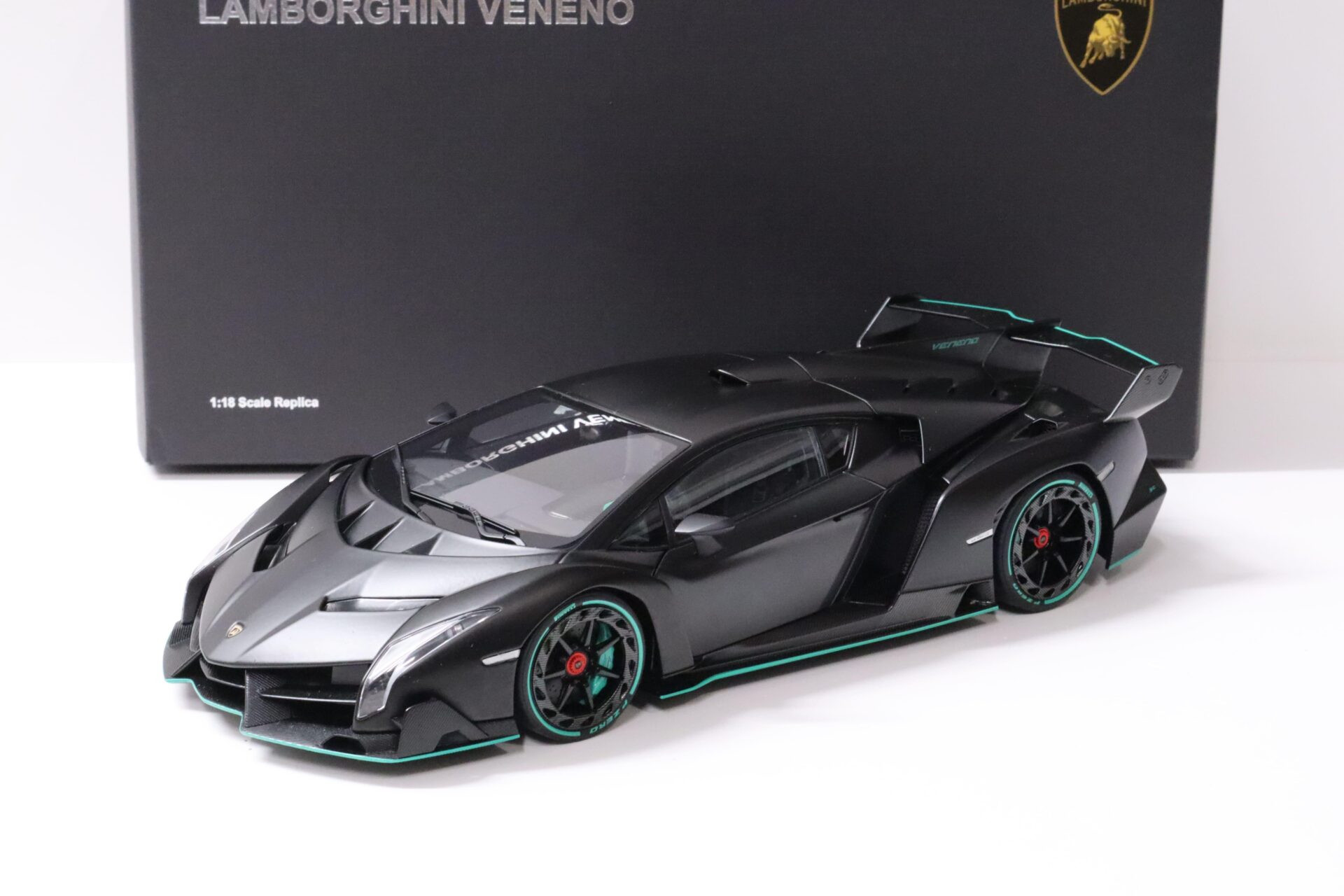 ID 58145 orig.jpg 1:18 AUTOart Lamborghini Veneno 2013 matt black/ green