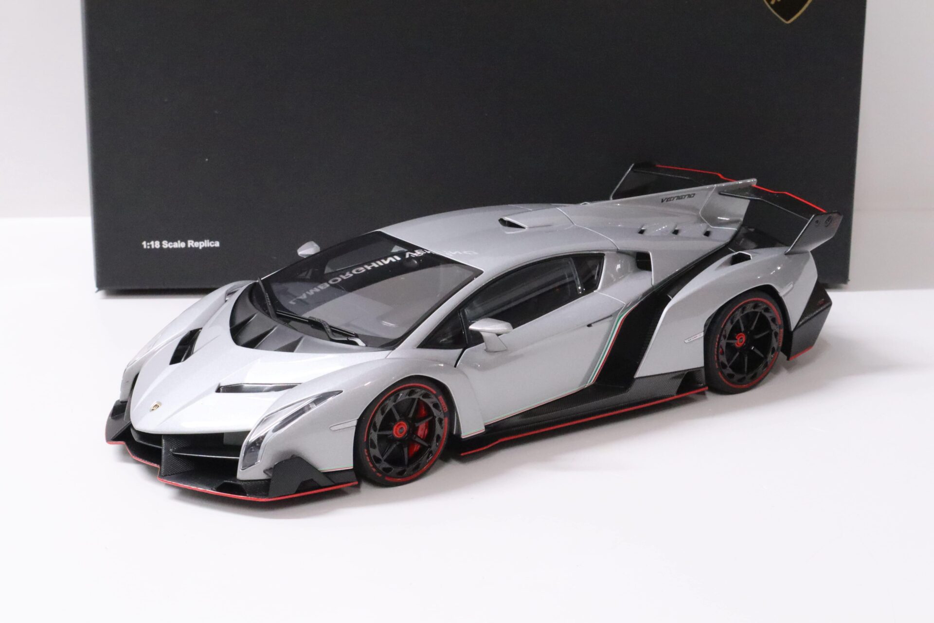 ID 58429 orig 1.jpg 1:18 AUTOart Lamborghini Veneno 2013 grey metallic