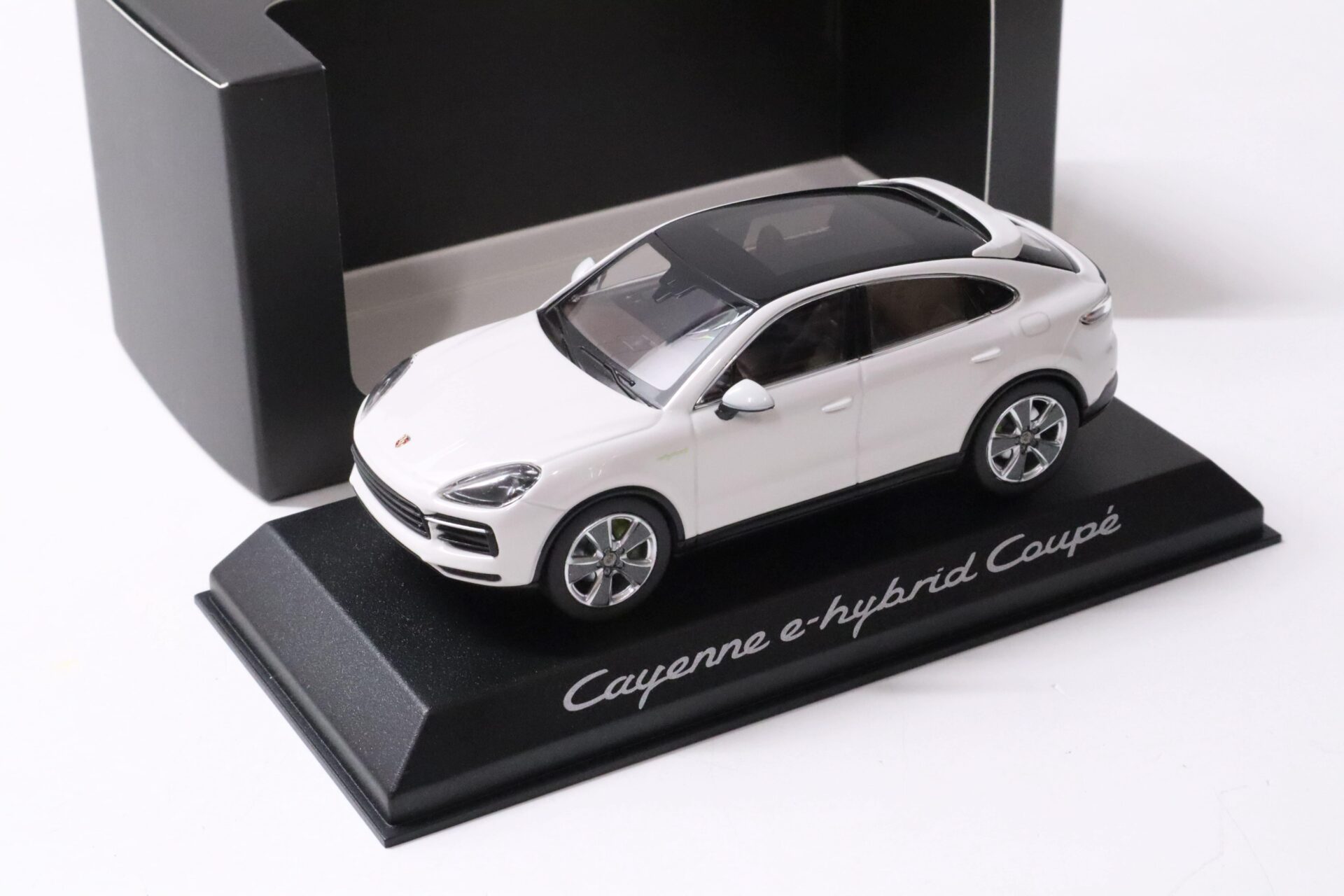 ID 58477 orig 1.jpg 1:43 Norev Porsche Cayenne Coupe E-Hybrid white DEALER VERSION SALE%%%