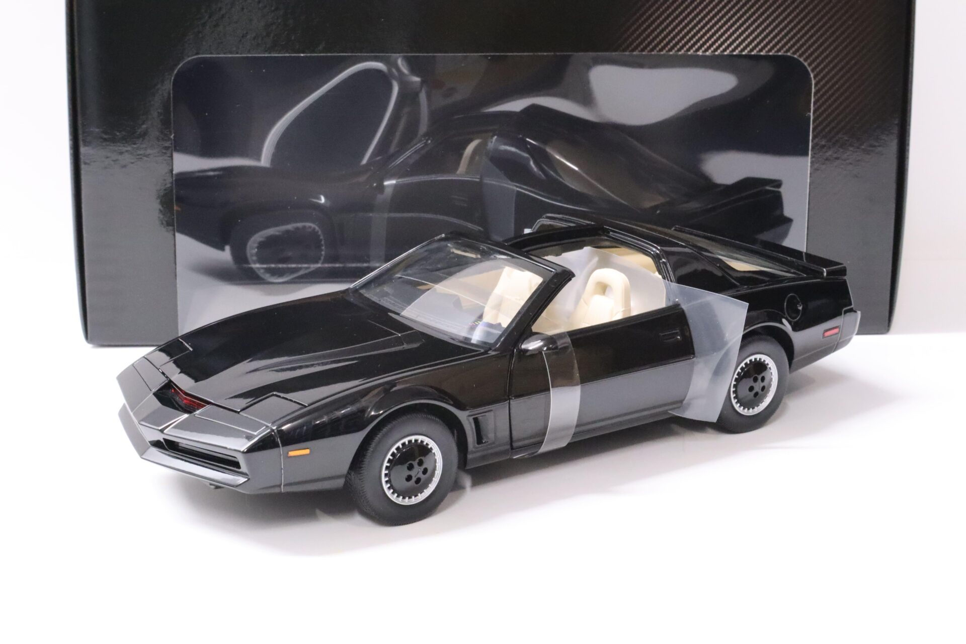 ID 58510 orig 1.jpg 1:18 Hot Wheels Pontiac Trans AM Knight Rider KITT black